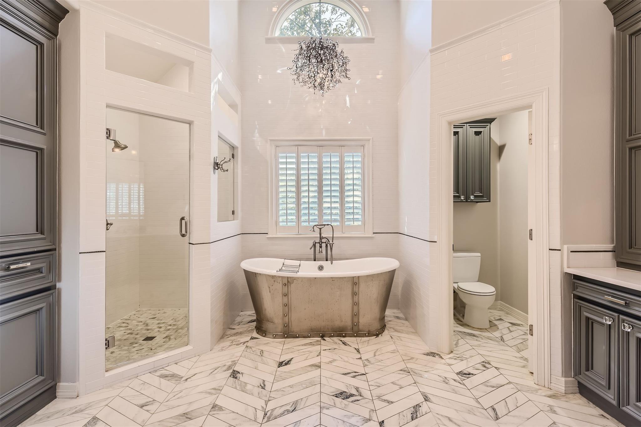 2390 W 8th St, Austin, TX 78703