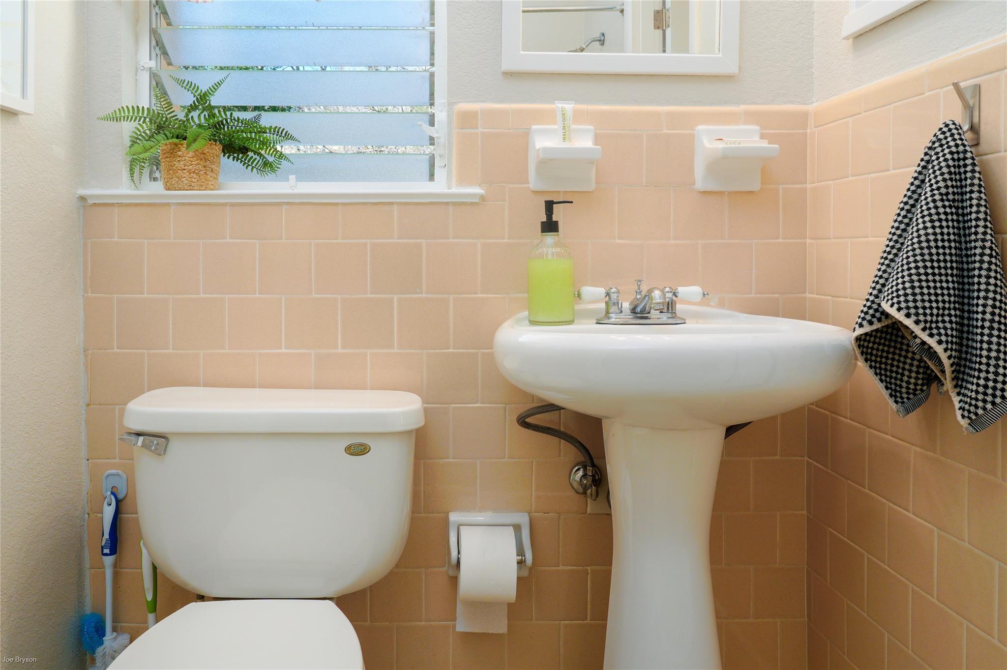 5326 Balcones Dr # D, Austin, TX 78731