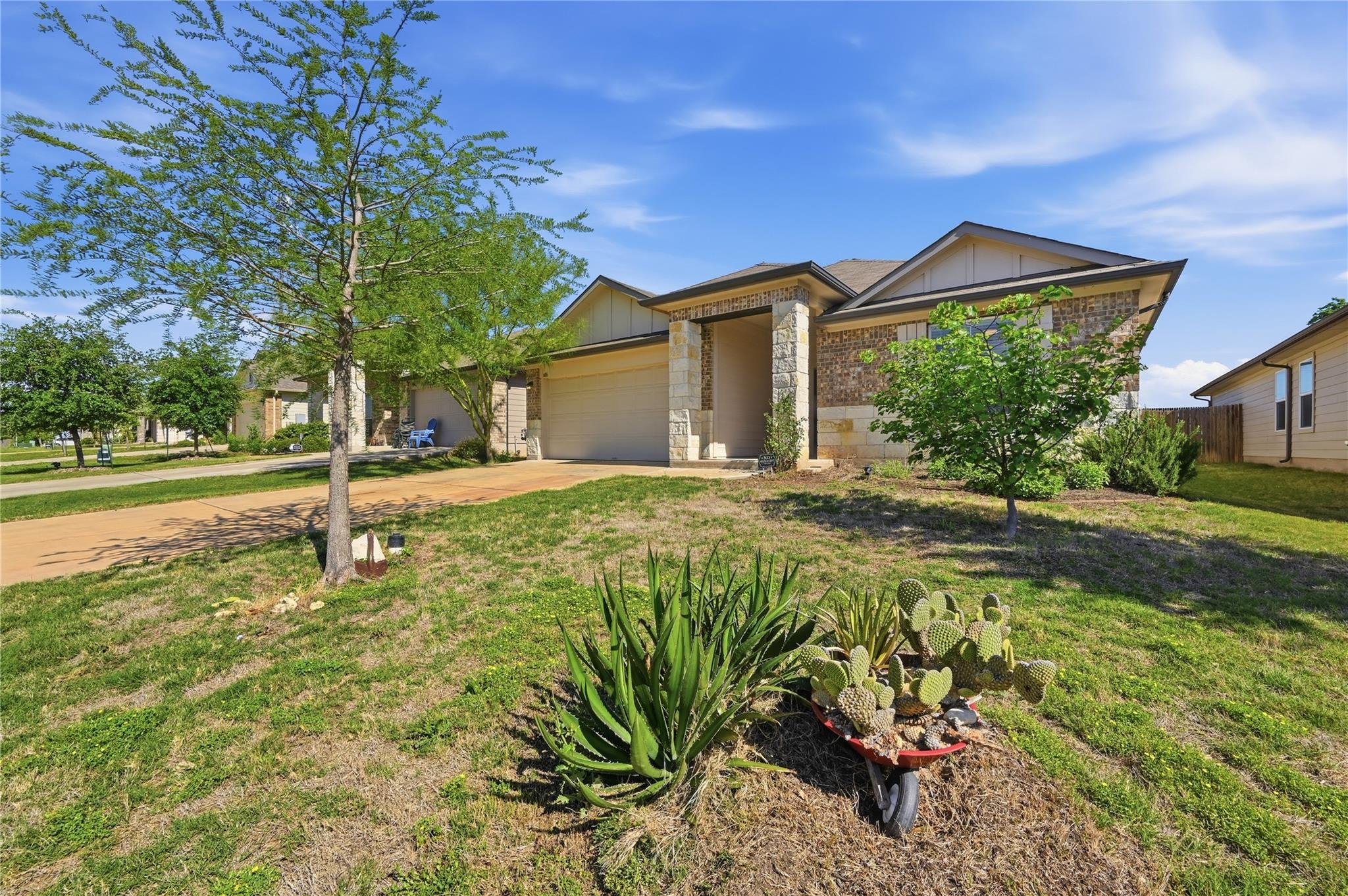 606 Quarton Dr, Hutto, TX 78634