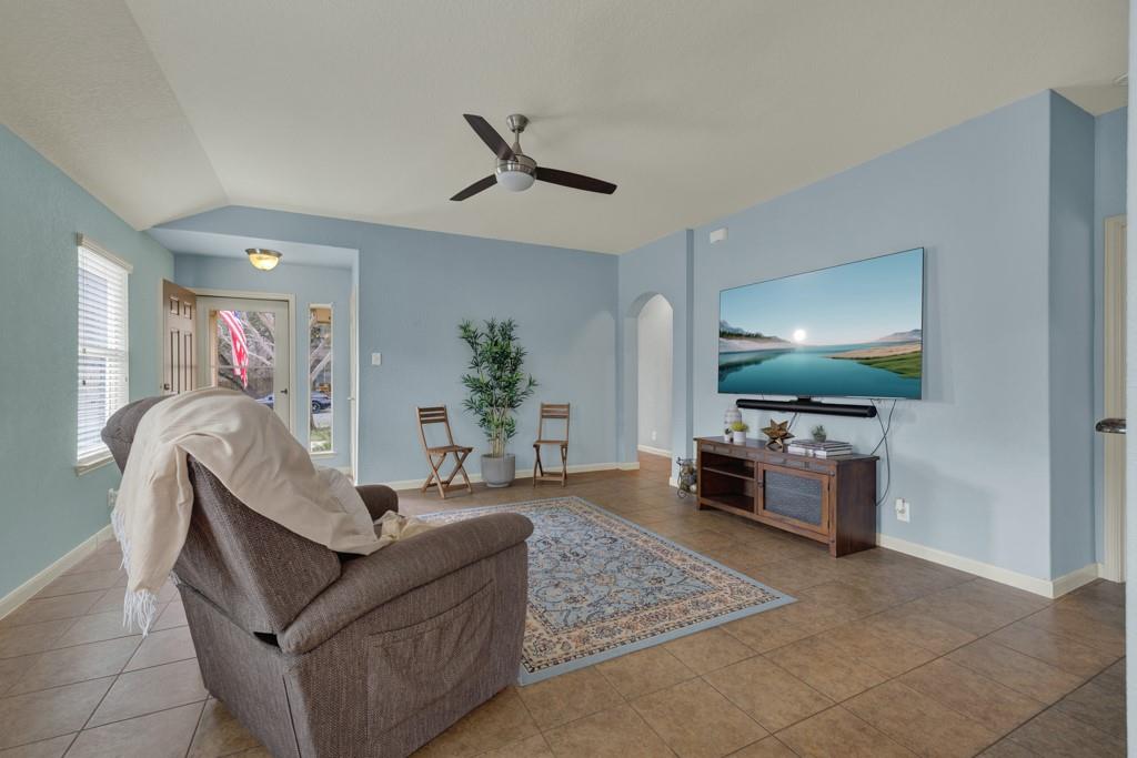 2210 Meadow View Dr, San Marcos, TX 78666