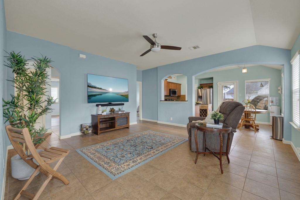 2210 Meadow View Dr, San Marcos, TX 78666