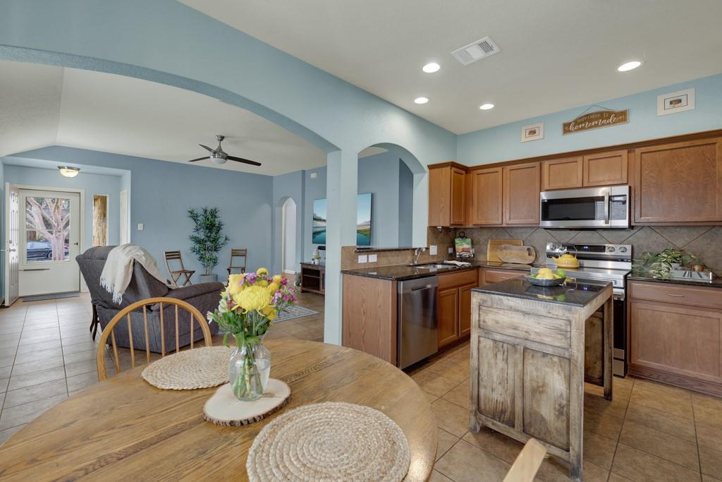 2210 Meadow View Dr, San Marcos, TX 78666