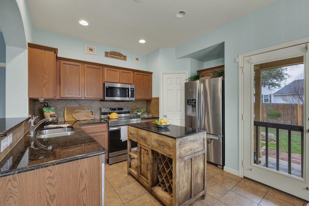 2210 Meadow View Dr, San Marcos, TX 78666