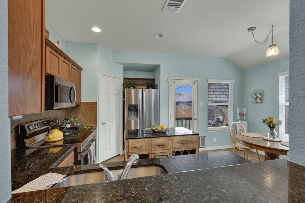 2210 Meadow View Dr, San Marcos, TX 78666