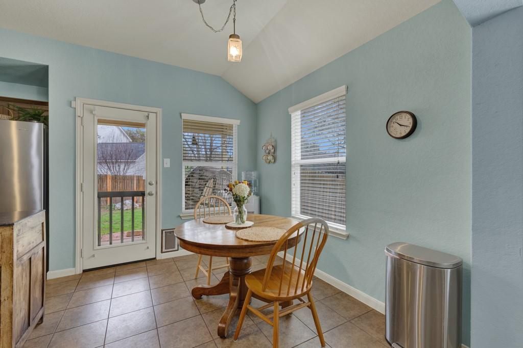 2210 Meadow View Dr, San Marcos, TX 78666