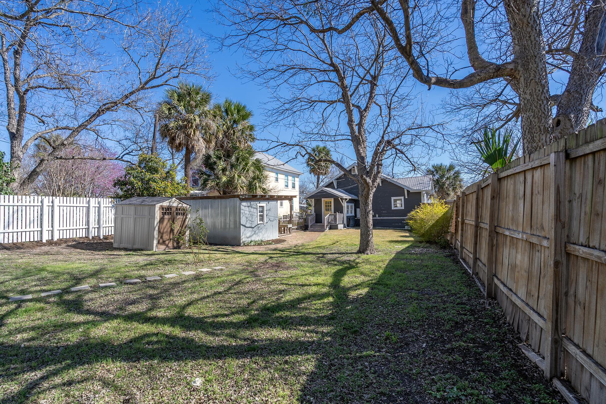 1012 W 6th St, Taylor, TX 76574