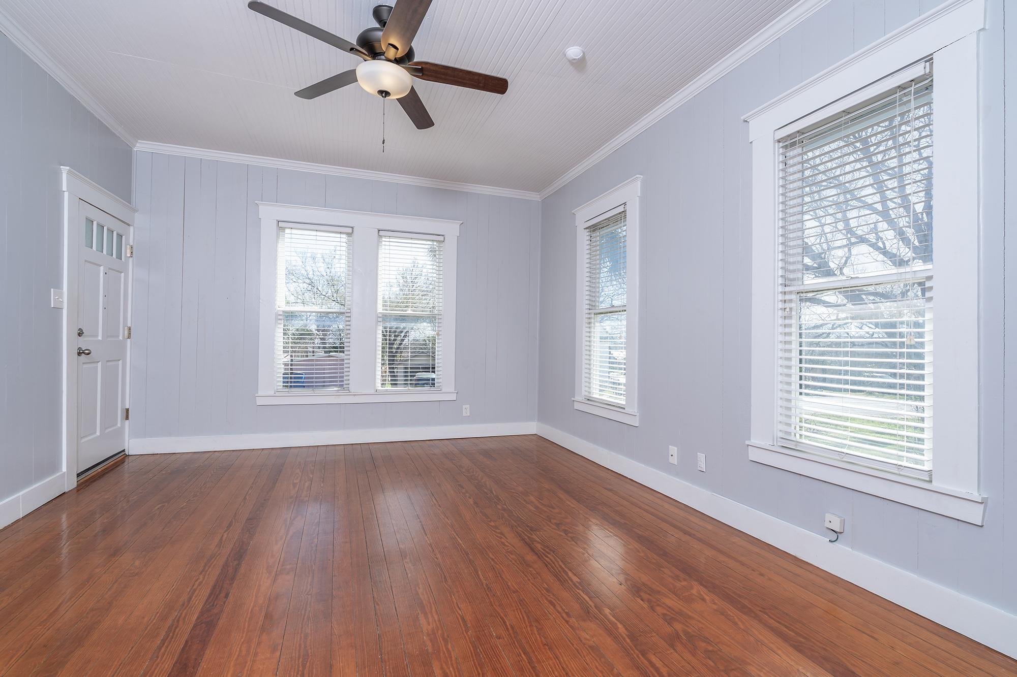 1012 W 6th St, Taylor, TX 76574