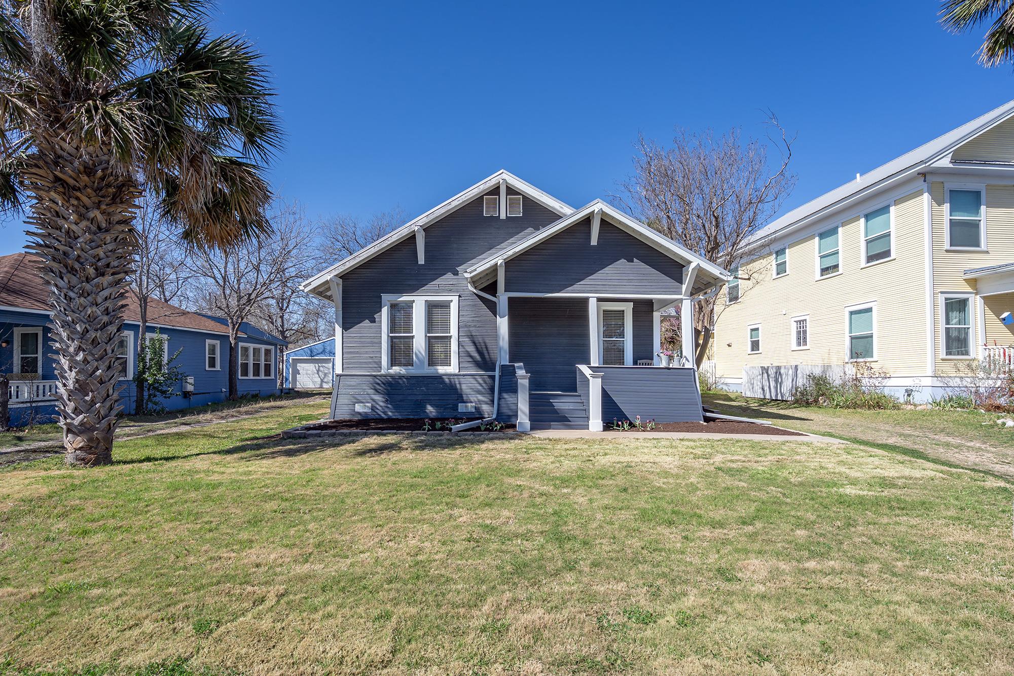 1012 W 6th St, Taylor, TX 76574