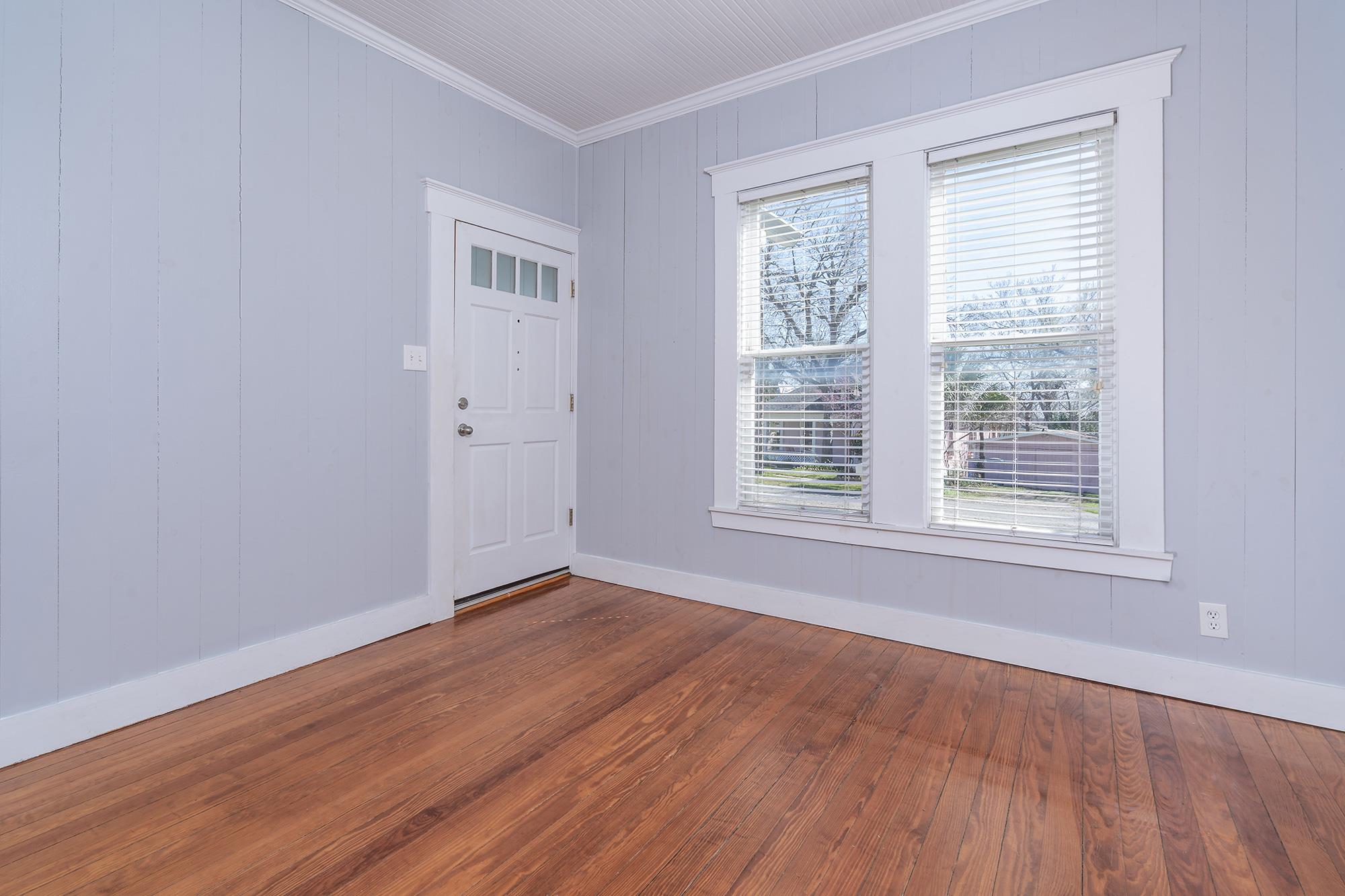 1012 W 6th St, Taylor, TX 76574