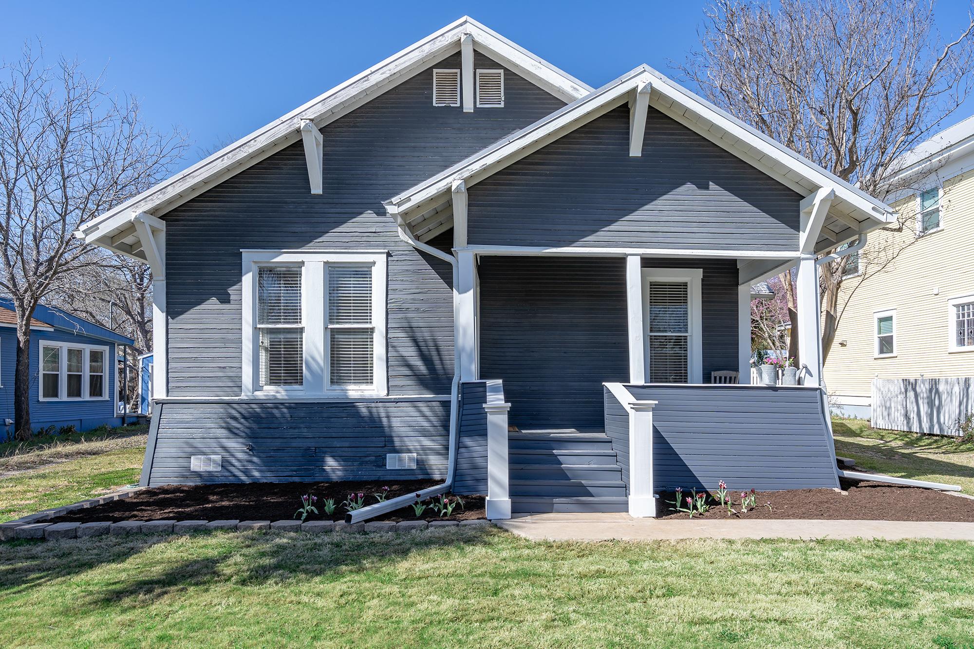 1012 W 6th St, Taylor, TX 76574