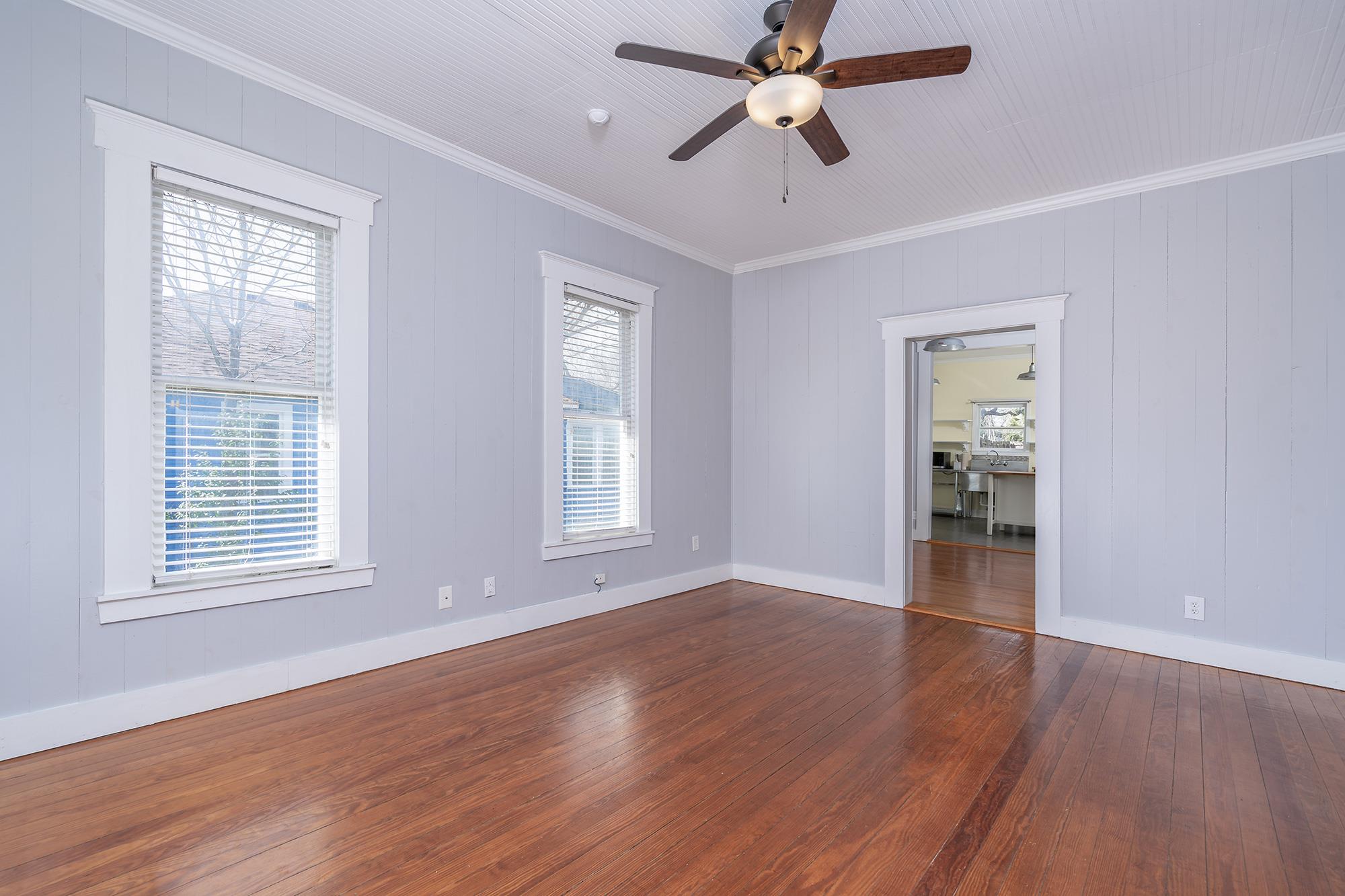 1012 W 6th St, Taylor, TX 76574