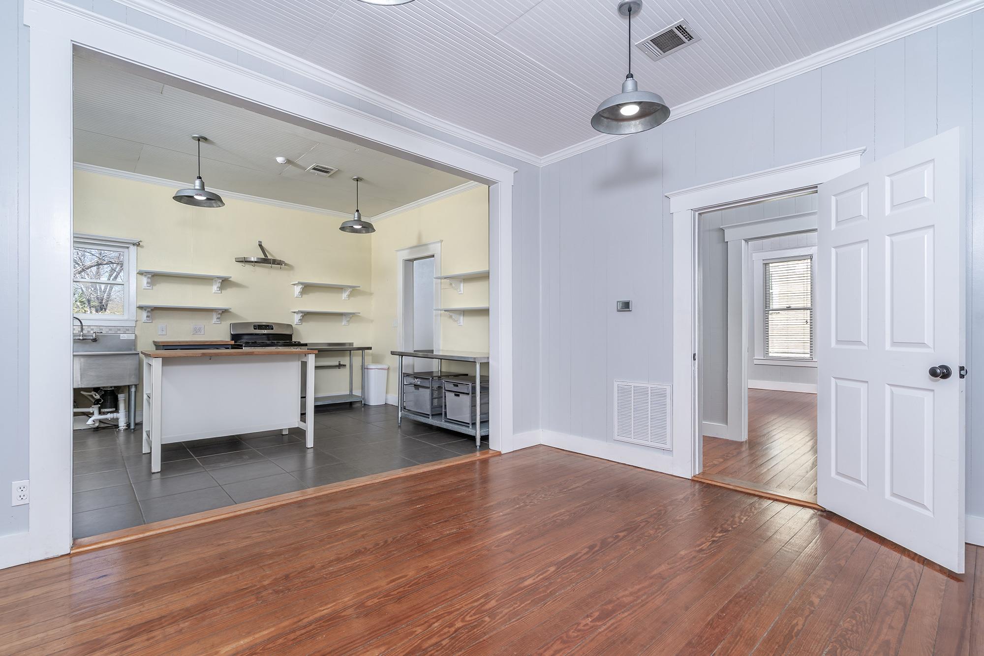 1012 W 6th St, Taylor, TX 76574