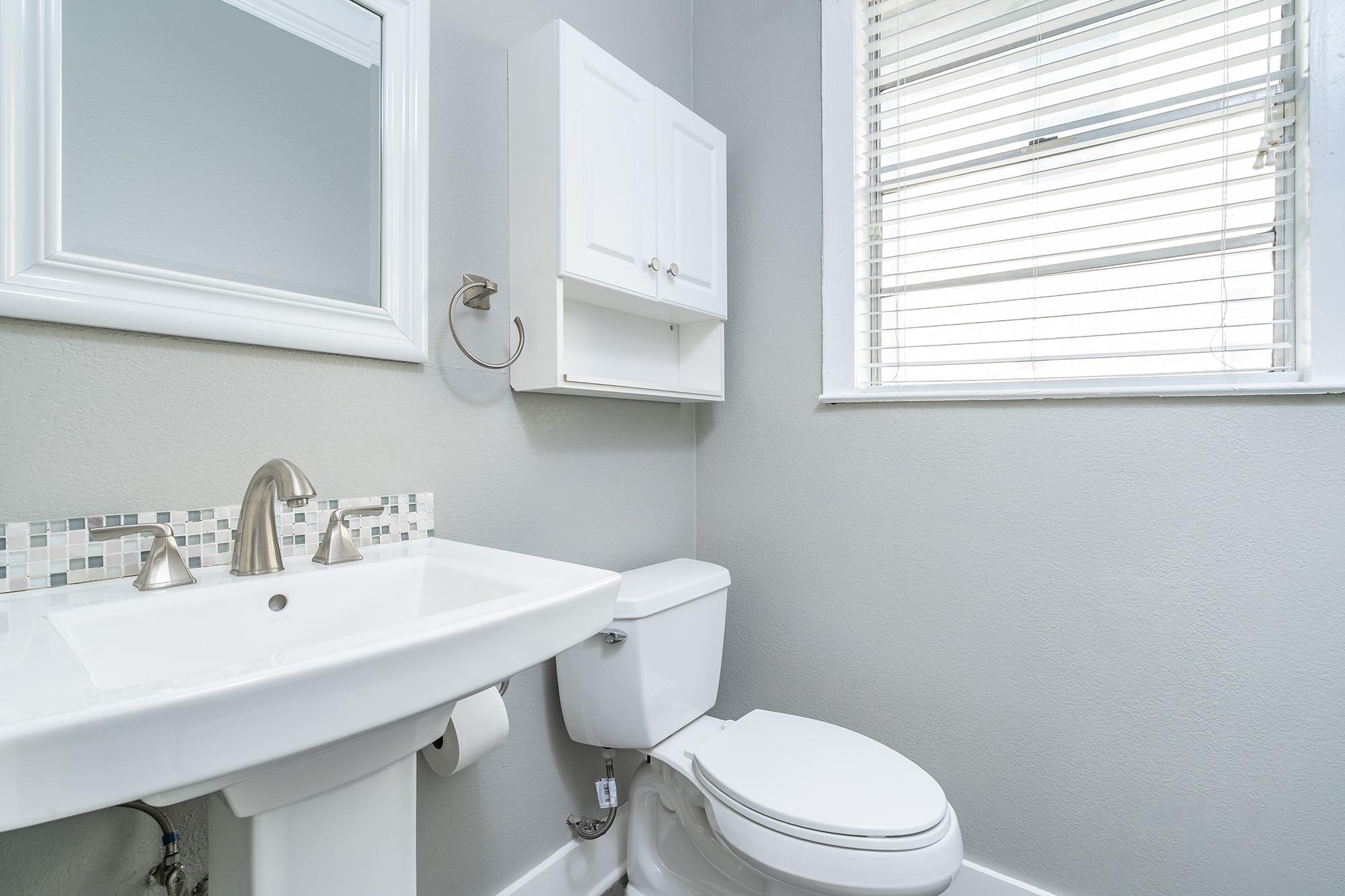 1012 W 6th St, Taylor, TX 76574