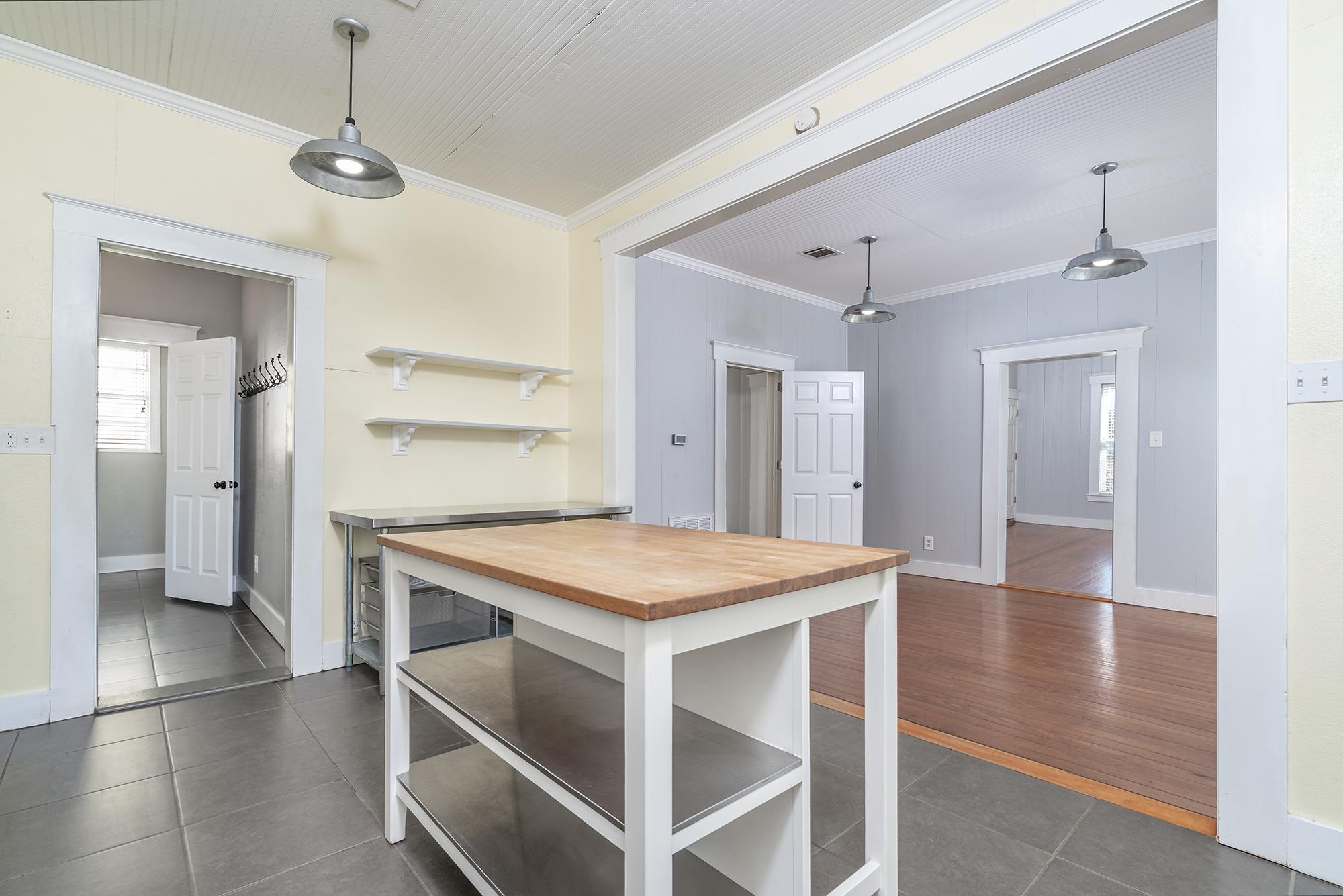 1012 W 6th St, Taylor, TX 76574