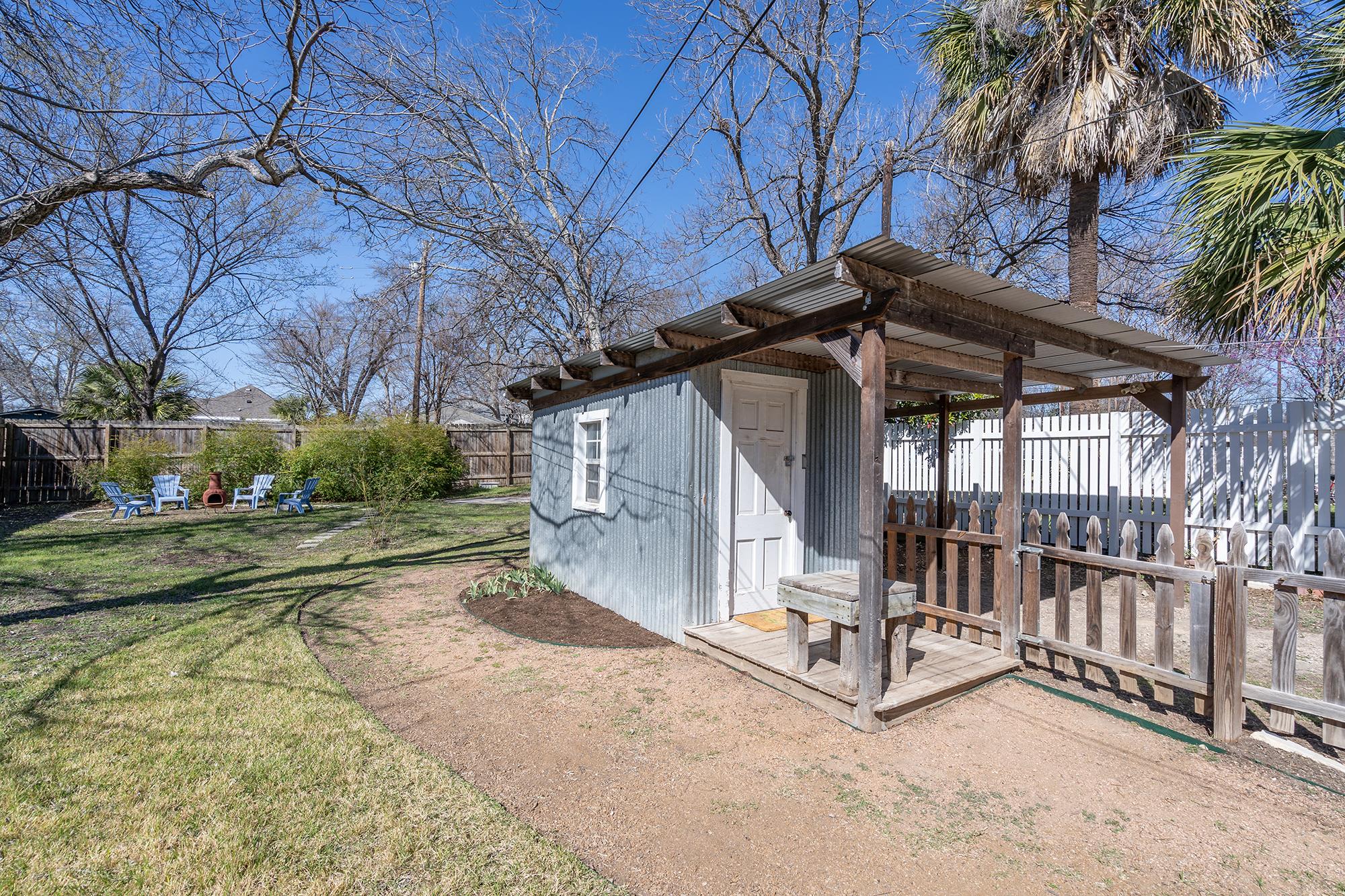 1012 W 6th St, Taylor, TX 76574