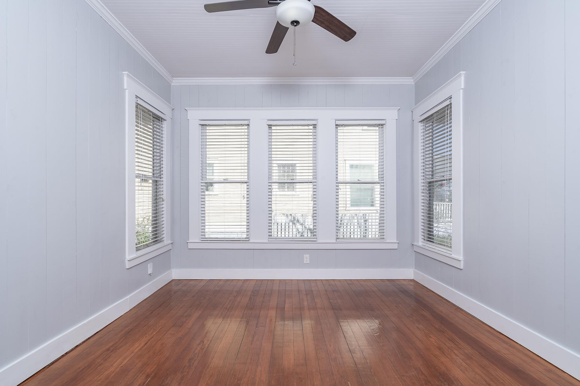 1012 W 6th St, Taylor, TX 76574