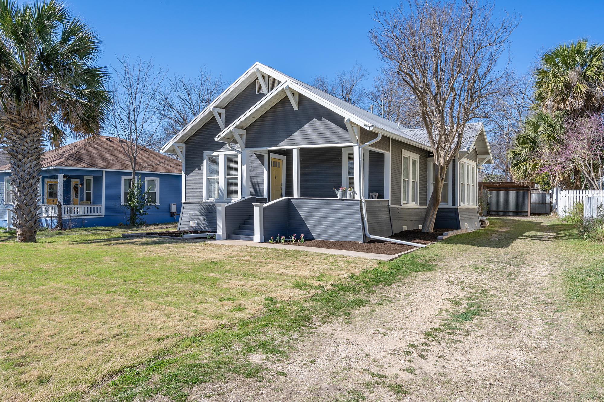 1012 W 6th St, Taylor, TX 76574