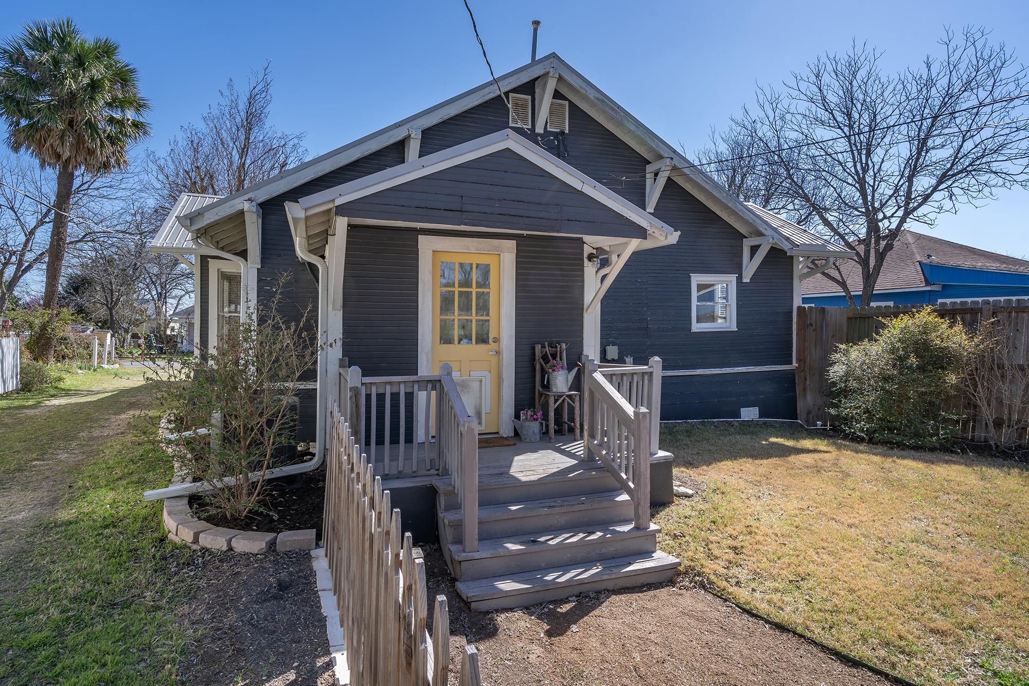 1012 W 6th St, Taylor, TX 76574