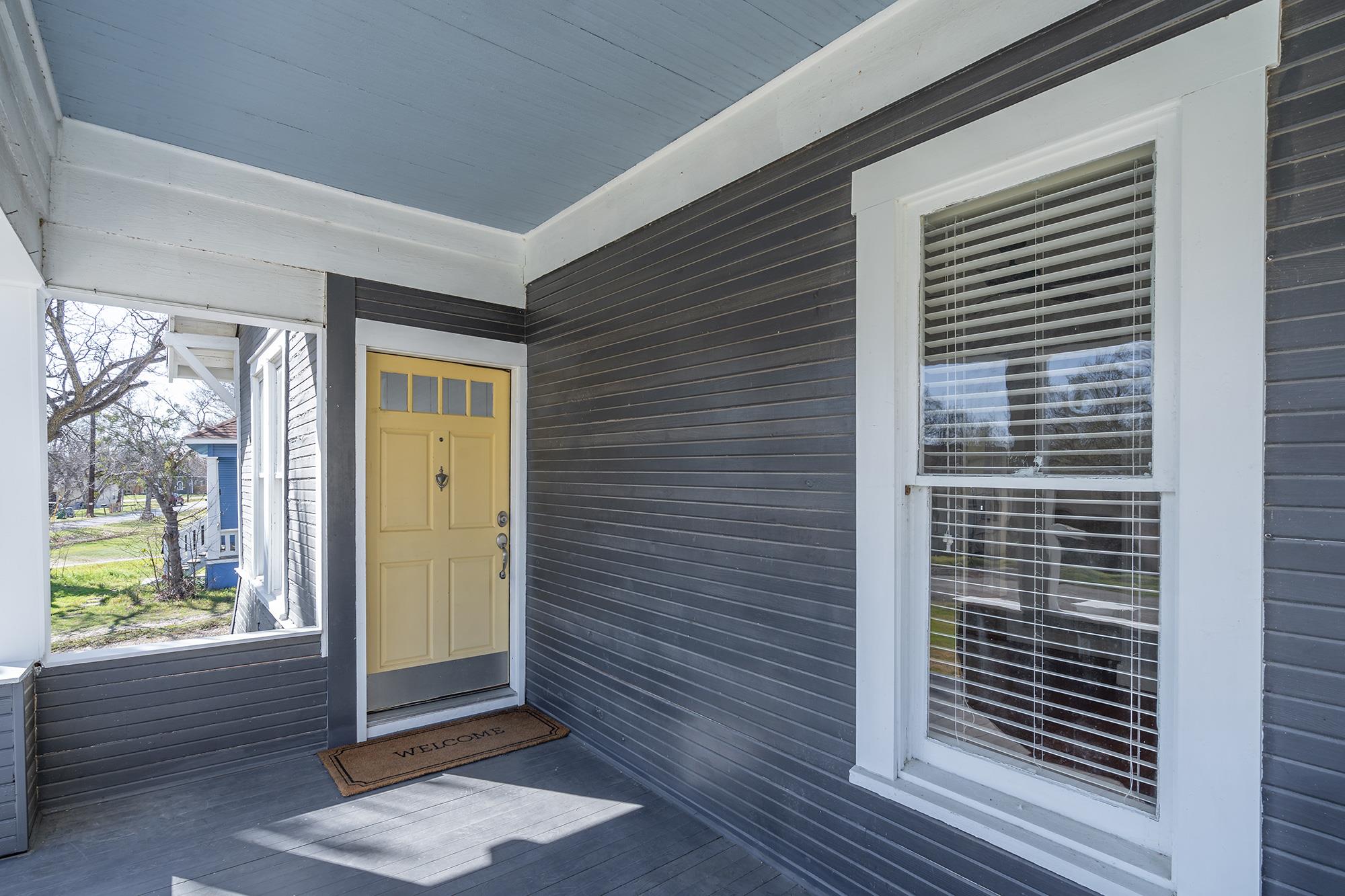 1012 W 6th St, Taylor, TX 76574