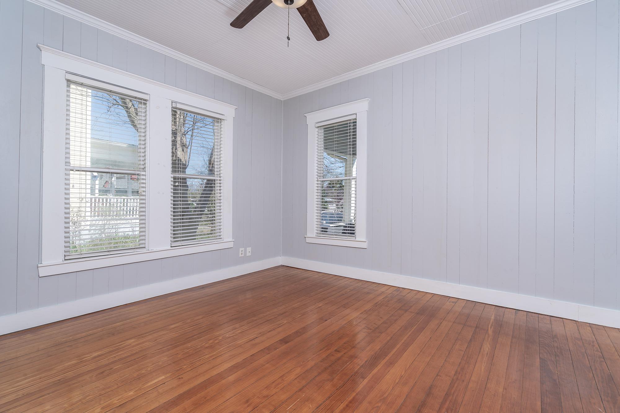 1012 W 6th St, Taylor, TX 76574