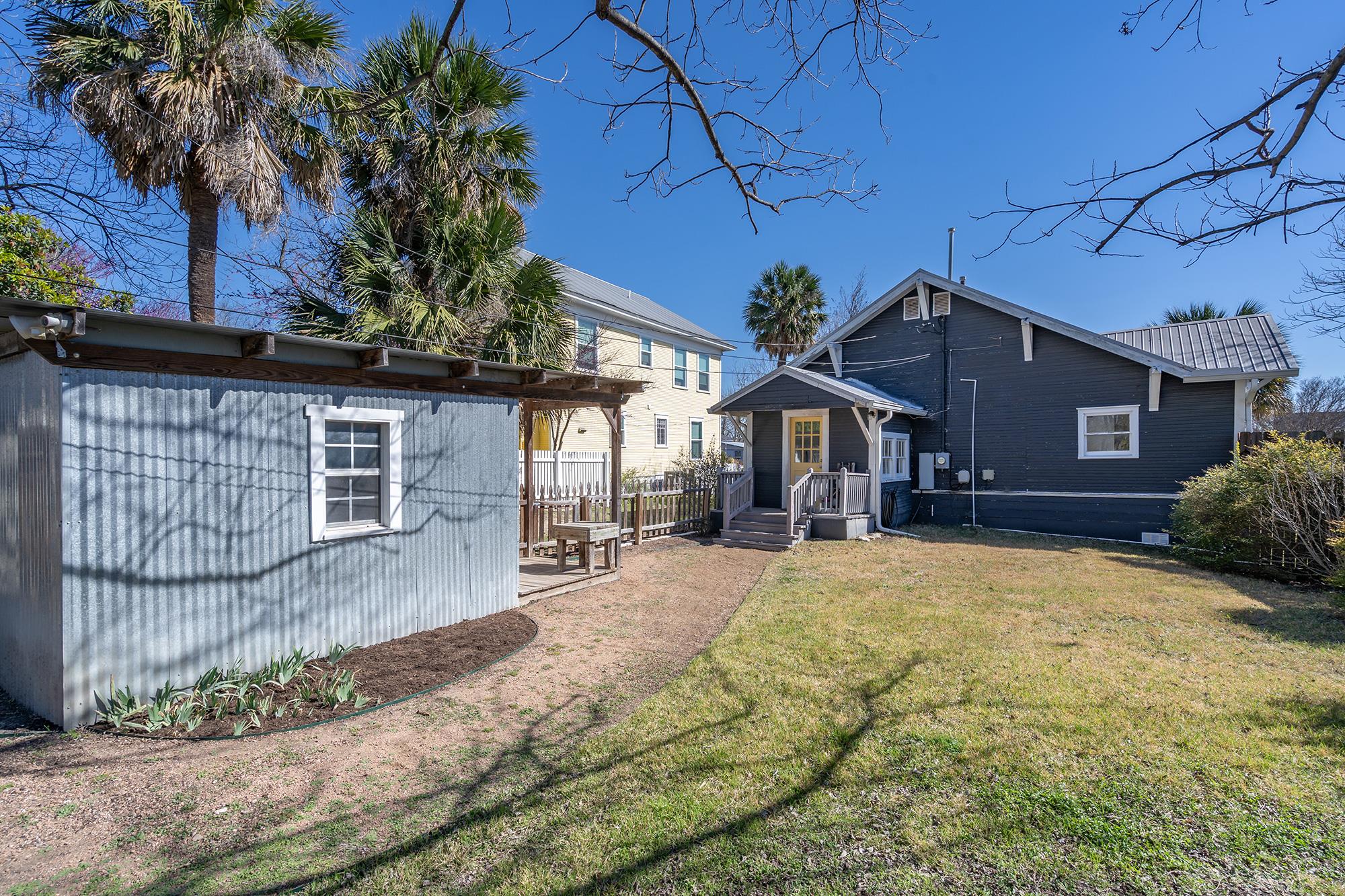 1012 W 6th St, Taylor, TX 76574