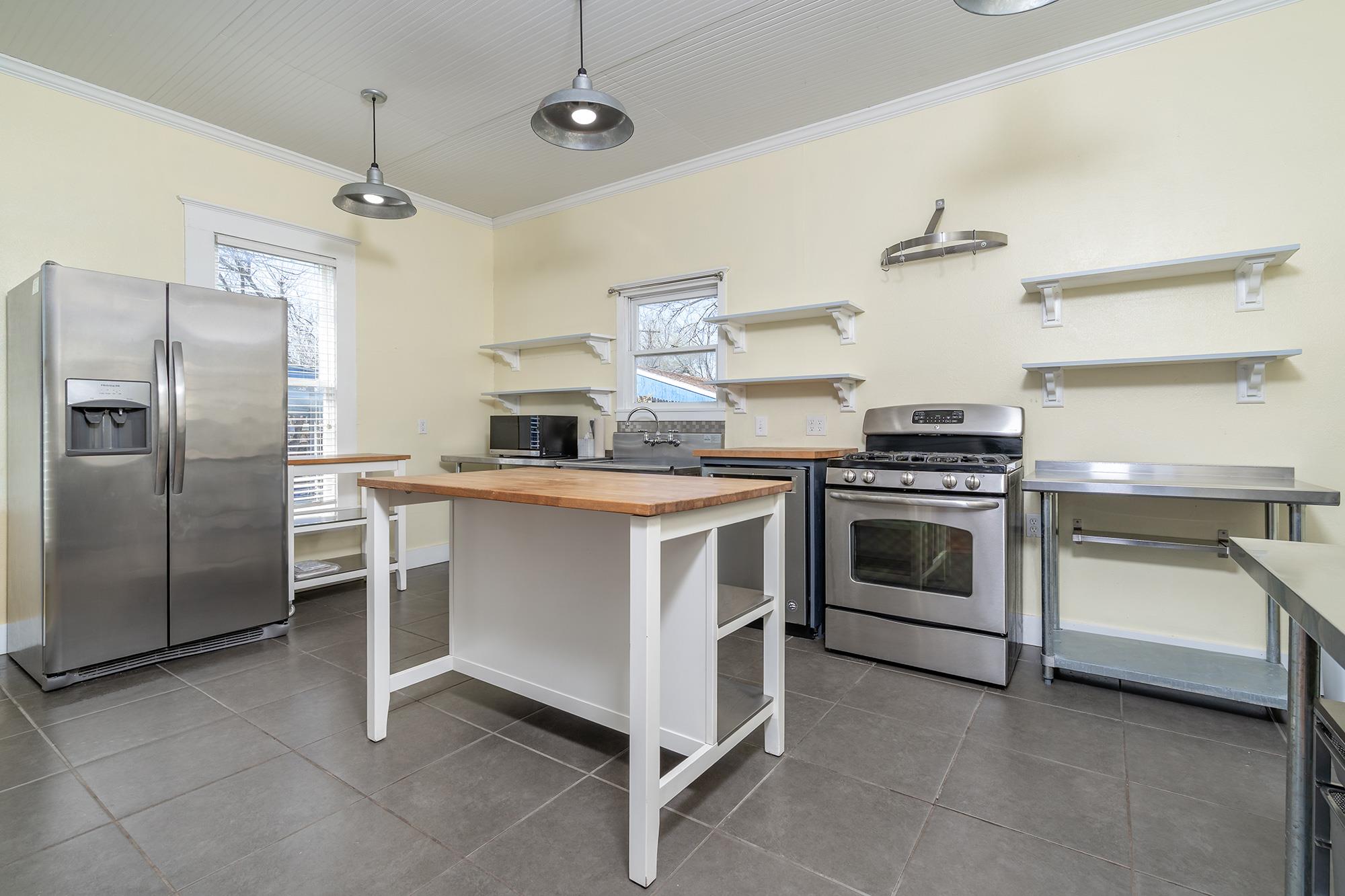 1012 W 6th St, Taylor, TX 76574