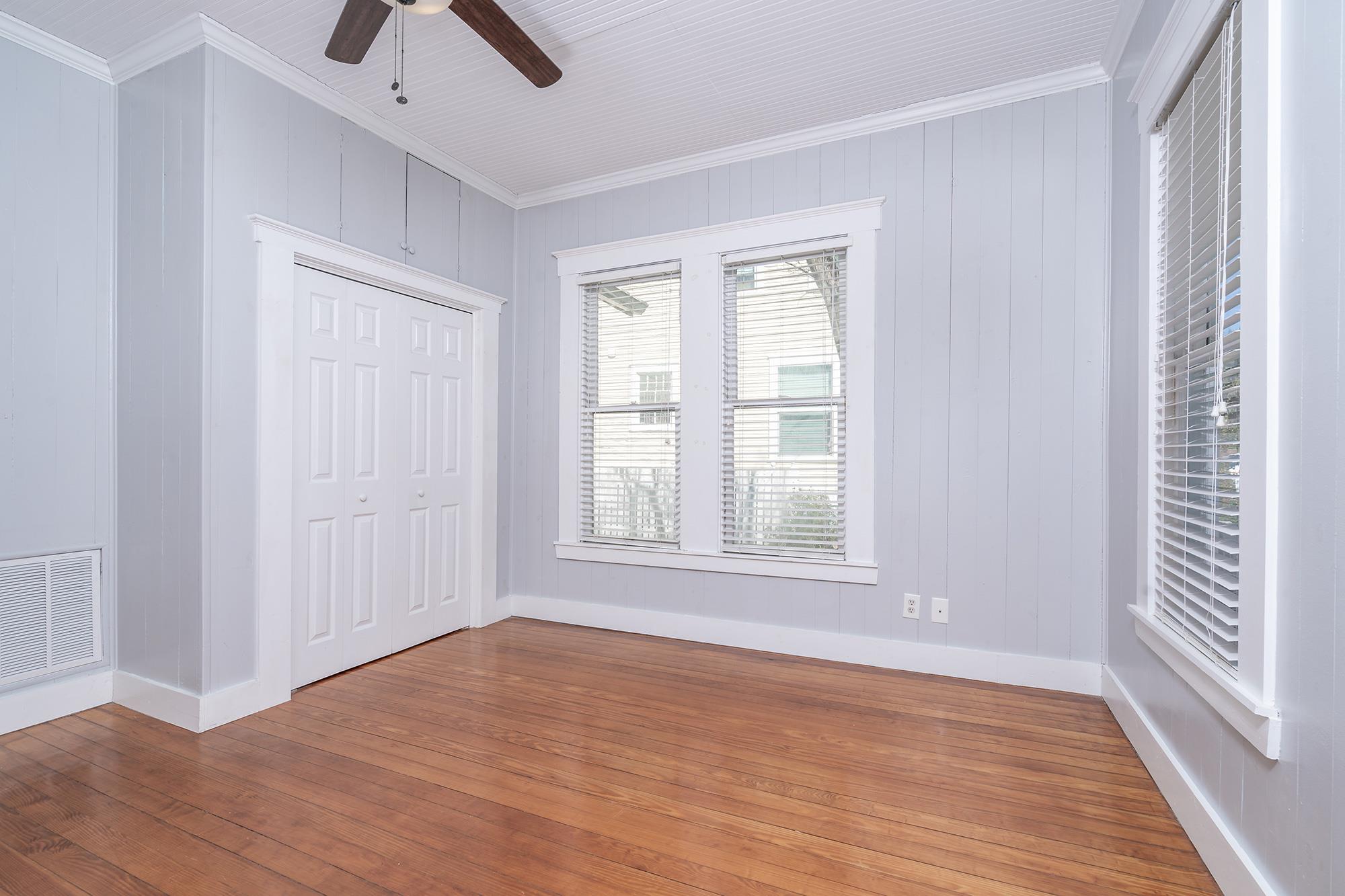 1012 W 6th St, Taylor, TX 76574