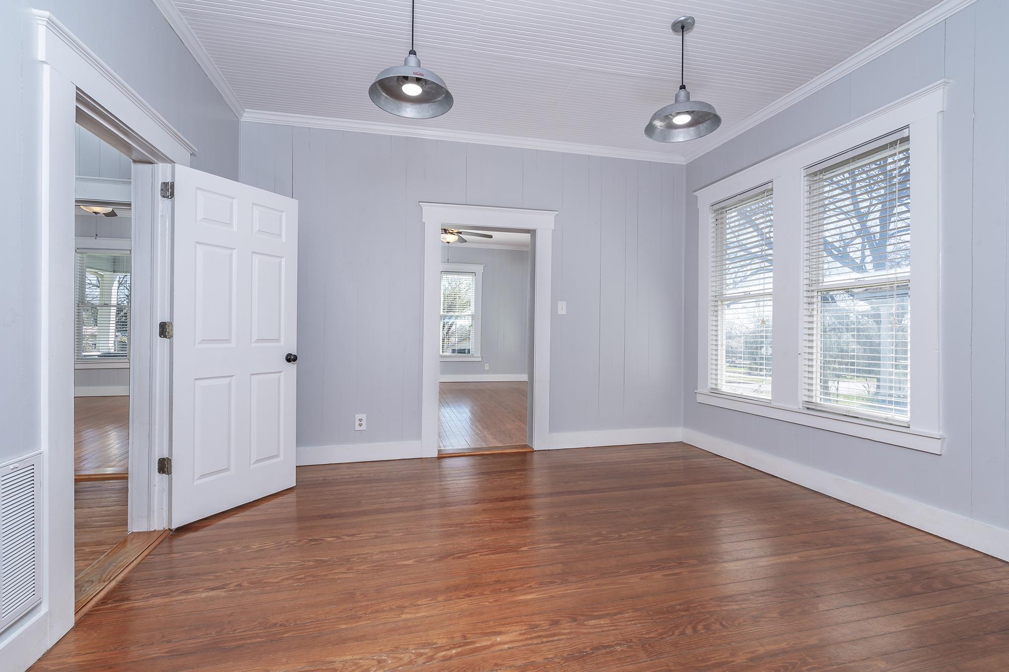 1012 W 6th St, Taylor, TX 76574