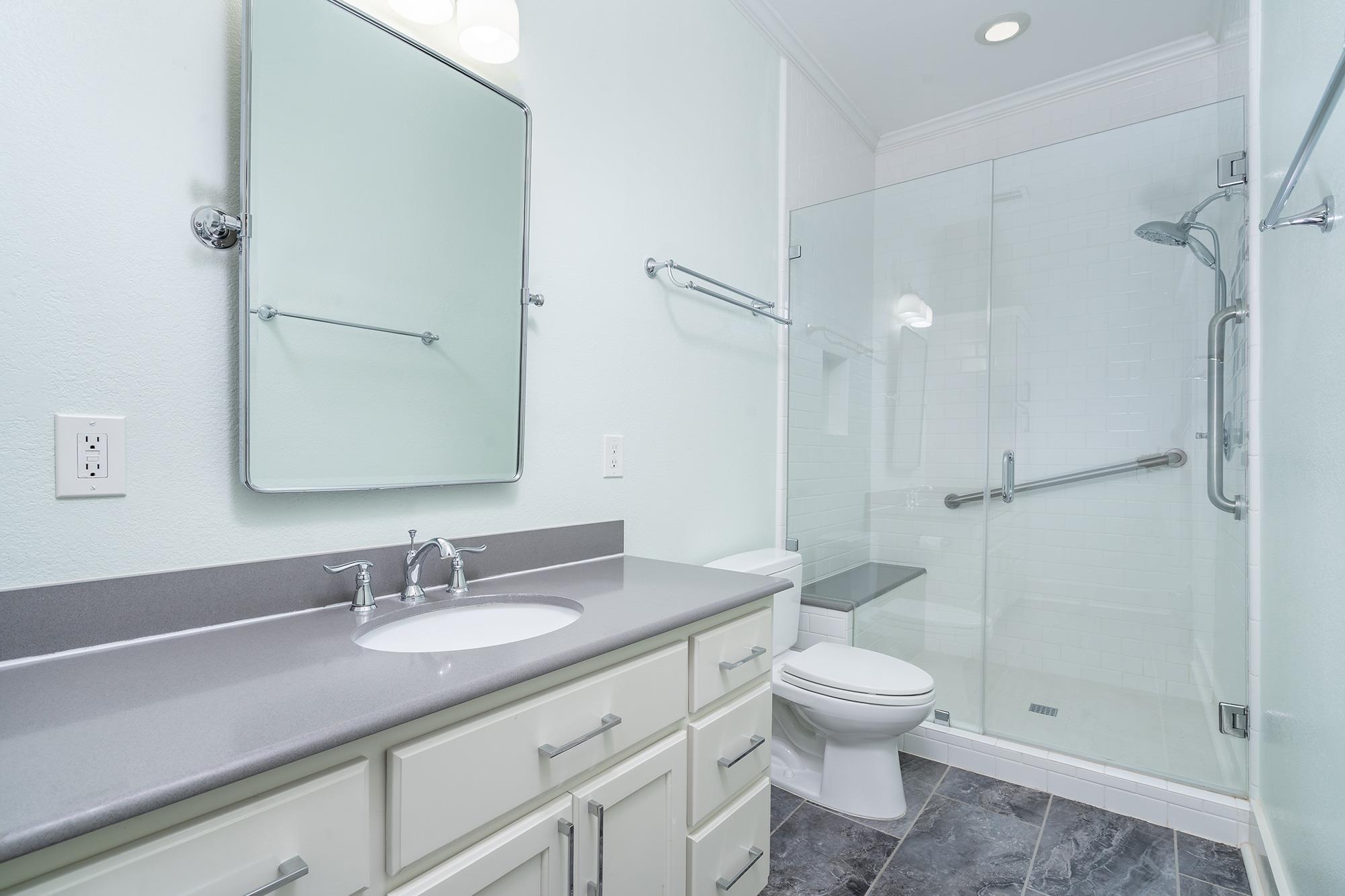 1012 W 6th St, Taylor, TX 76574