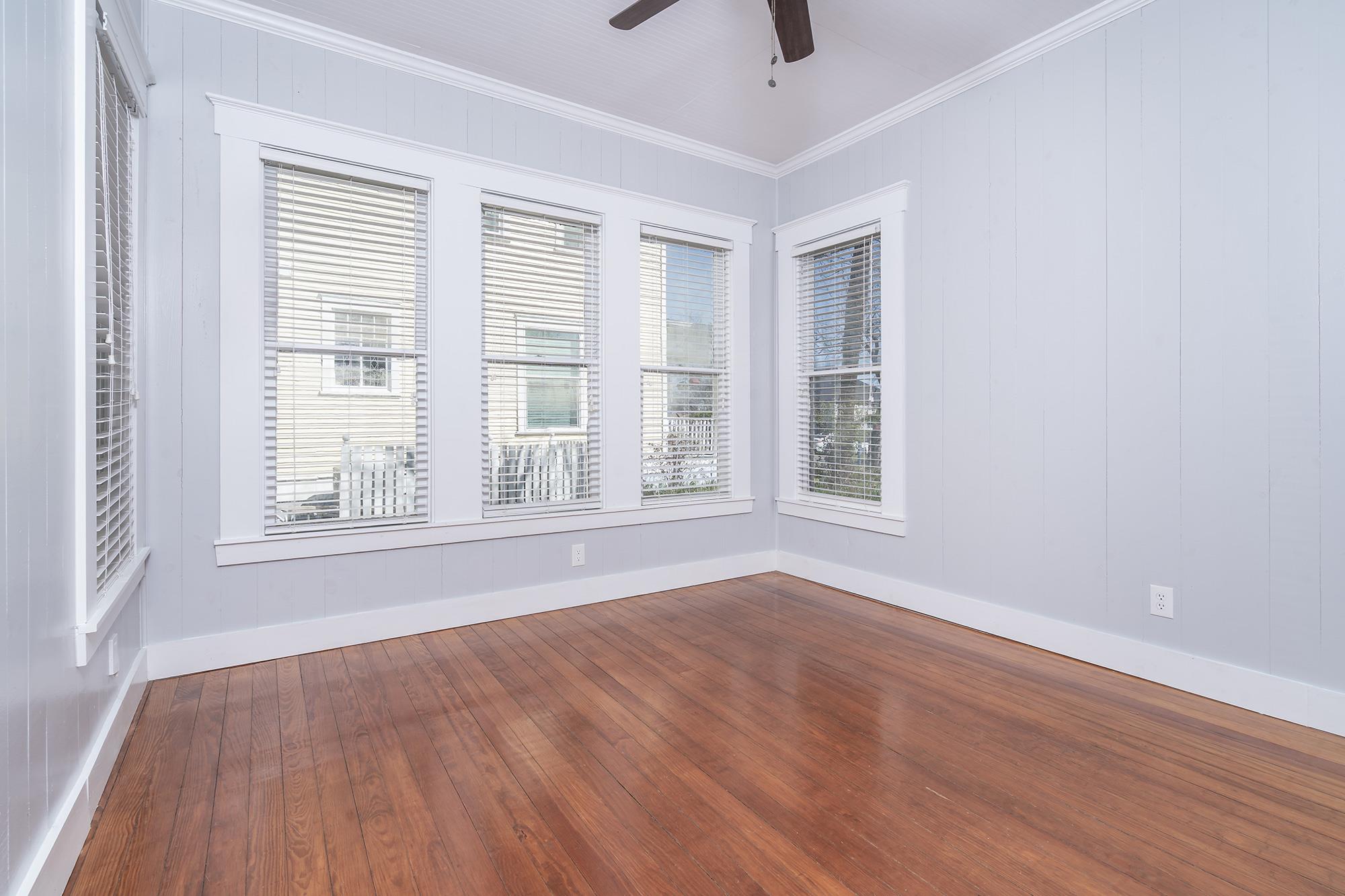 1012 W 6th St, Taylor, TX 76574