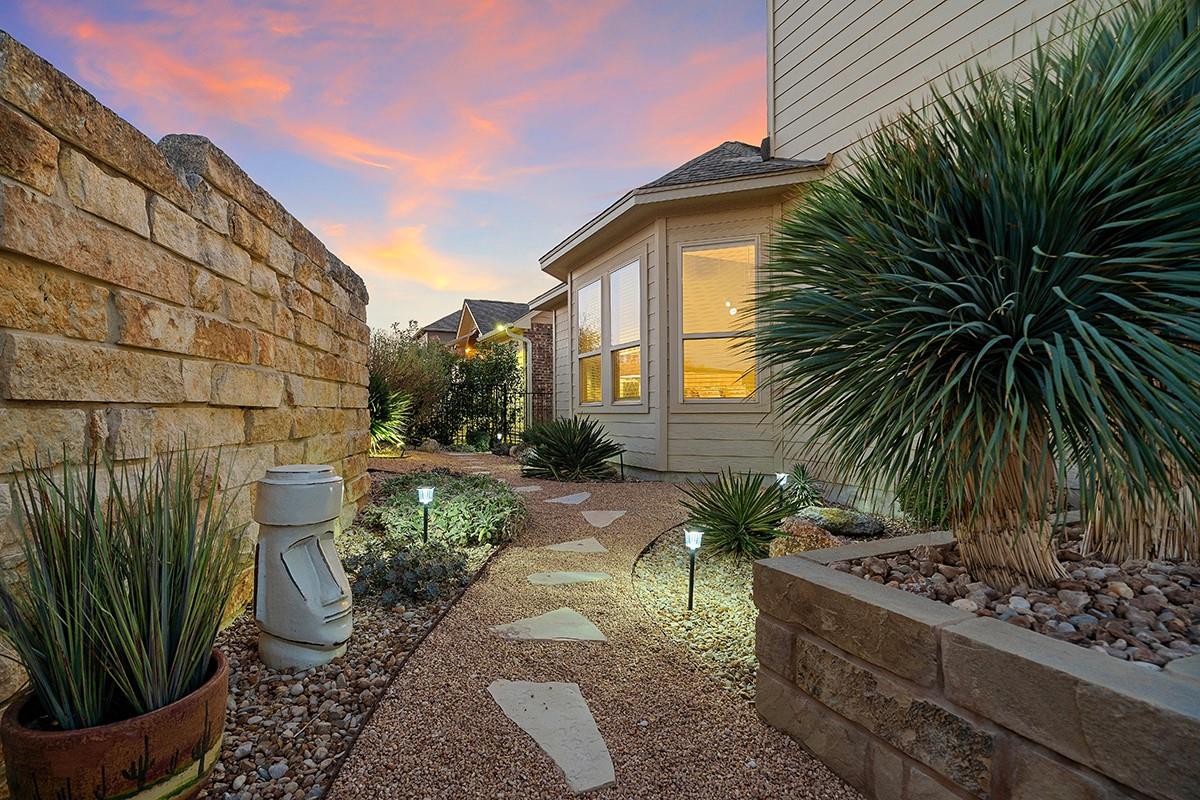 156 Village Oak Dr, Austin, TX 78737