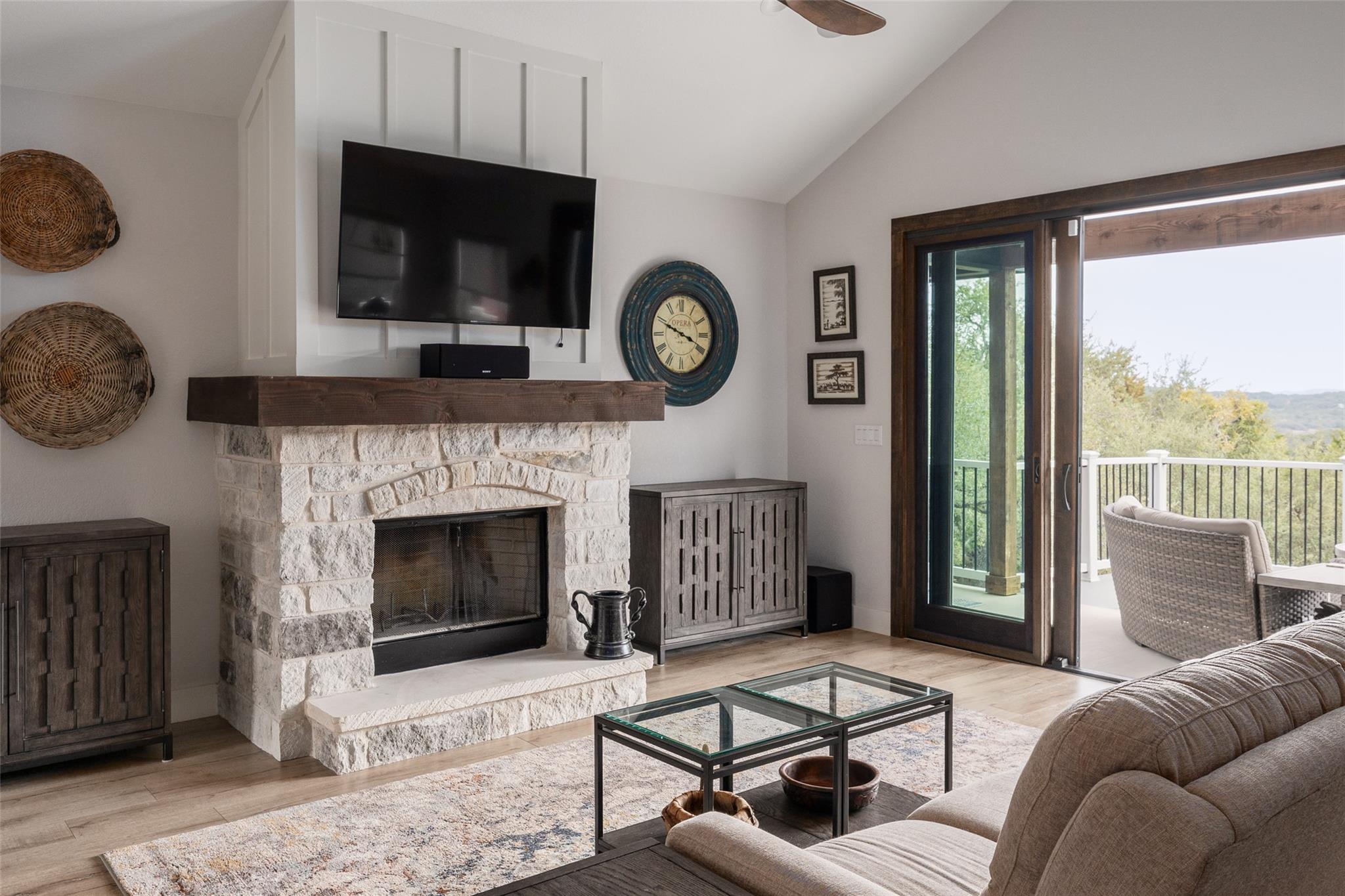 1382 Cottonwood Rd, Fischer, TX 78623