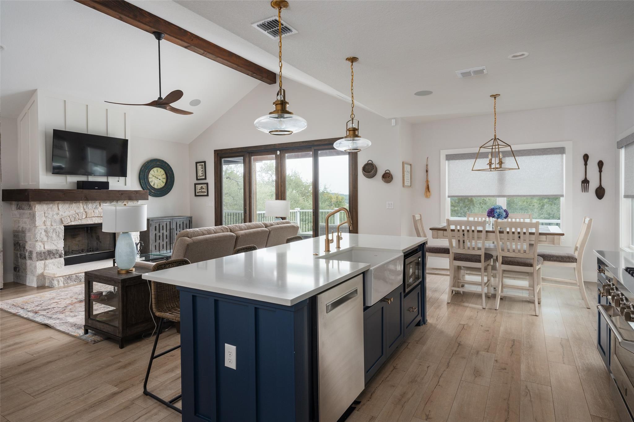 1382 Cottonwood Rd, Fischer, TX 78623