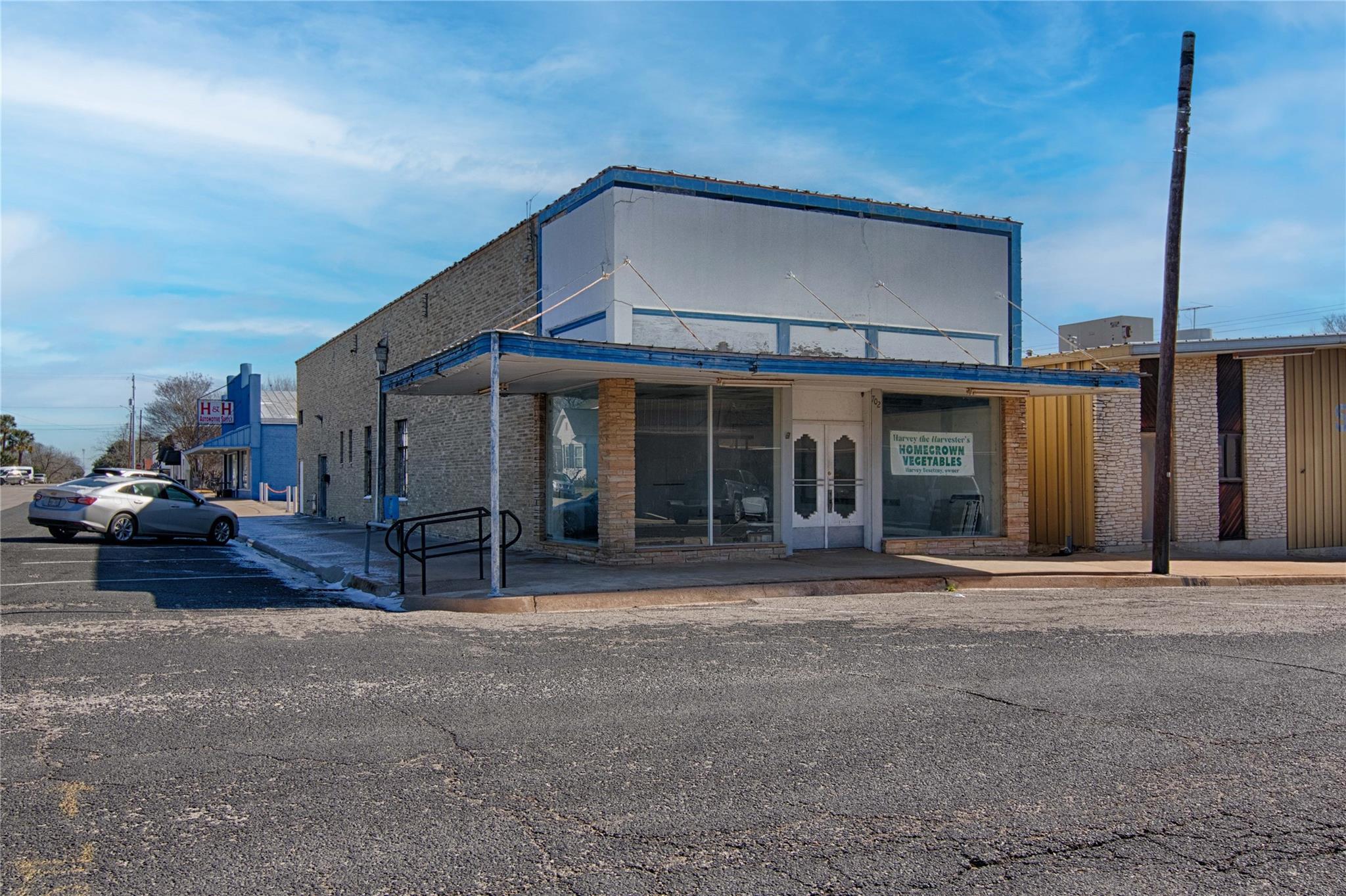 702 Upton Ave, Schulenburg, TX 78956