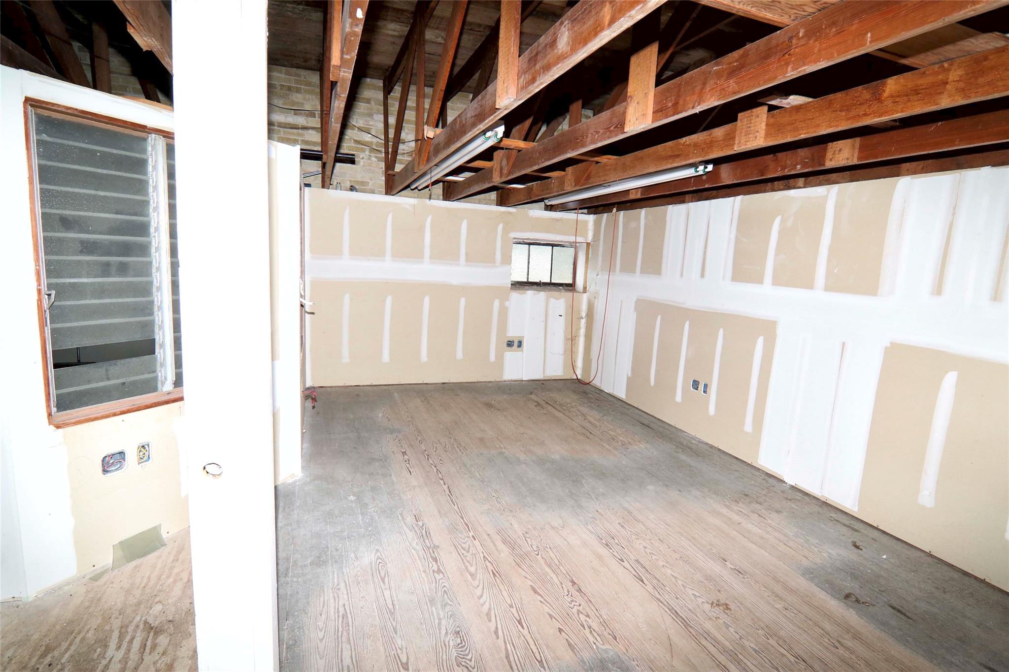 702 Upton Ave, Schulenburg, TX 78956