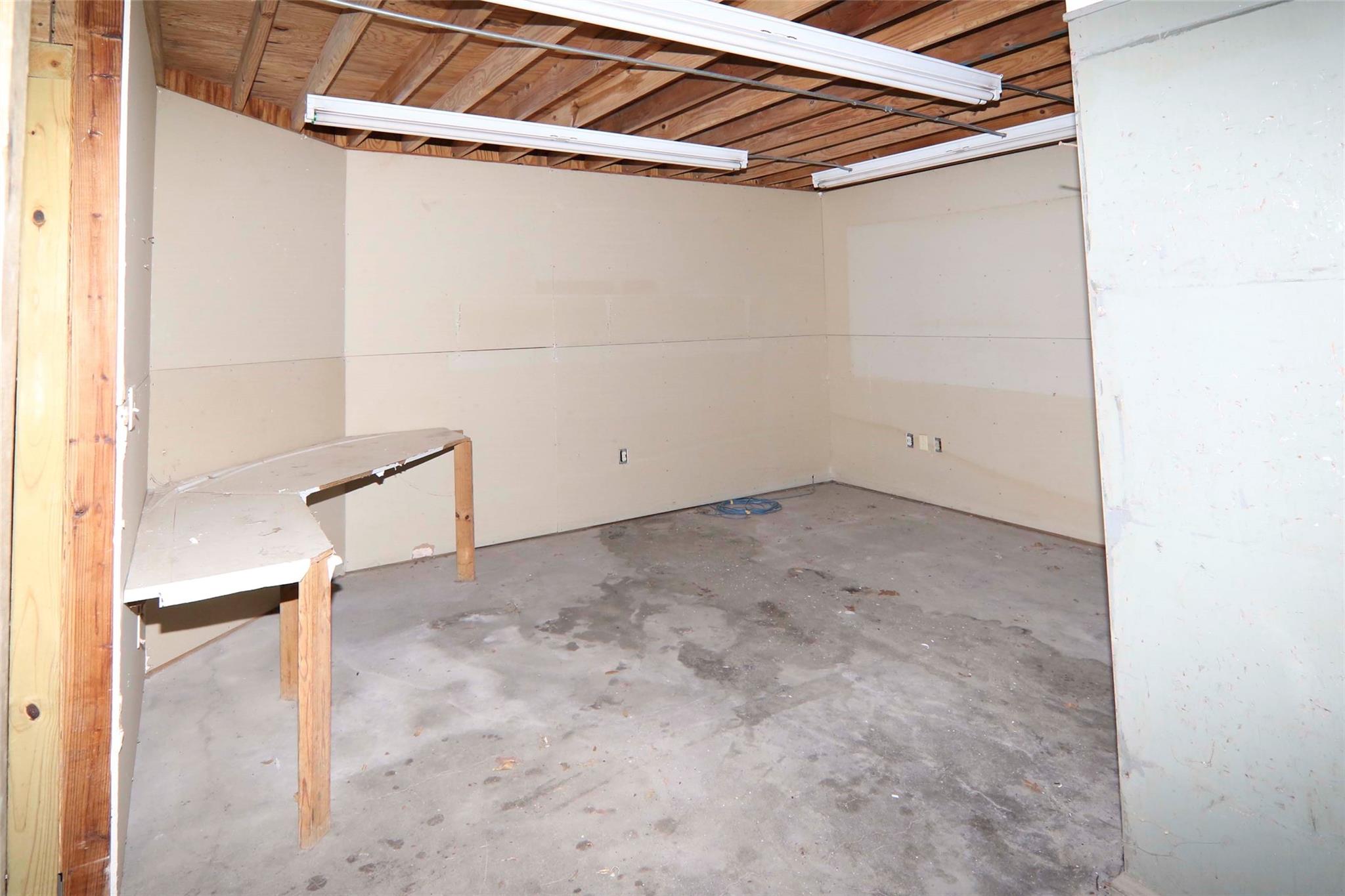 702 Upton Ave, Schulenburg, TX 78956