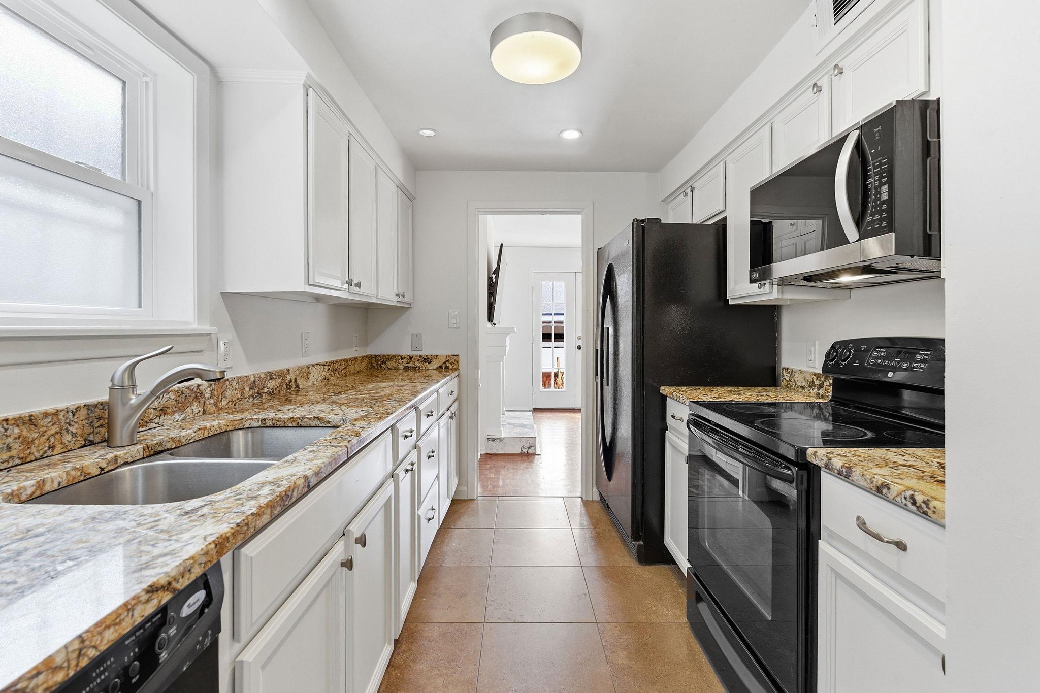 6631 Valleyside Rd, Austin, TX 78731