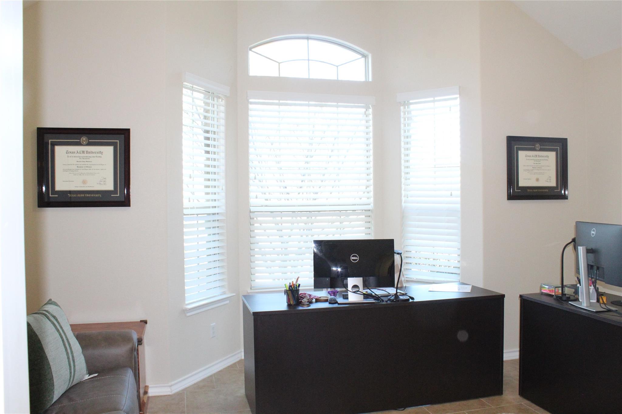 220 Tahitian Dr, Bastrop, TX 78602