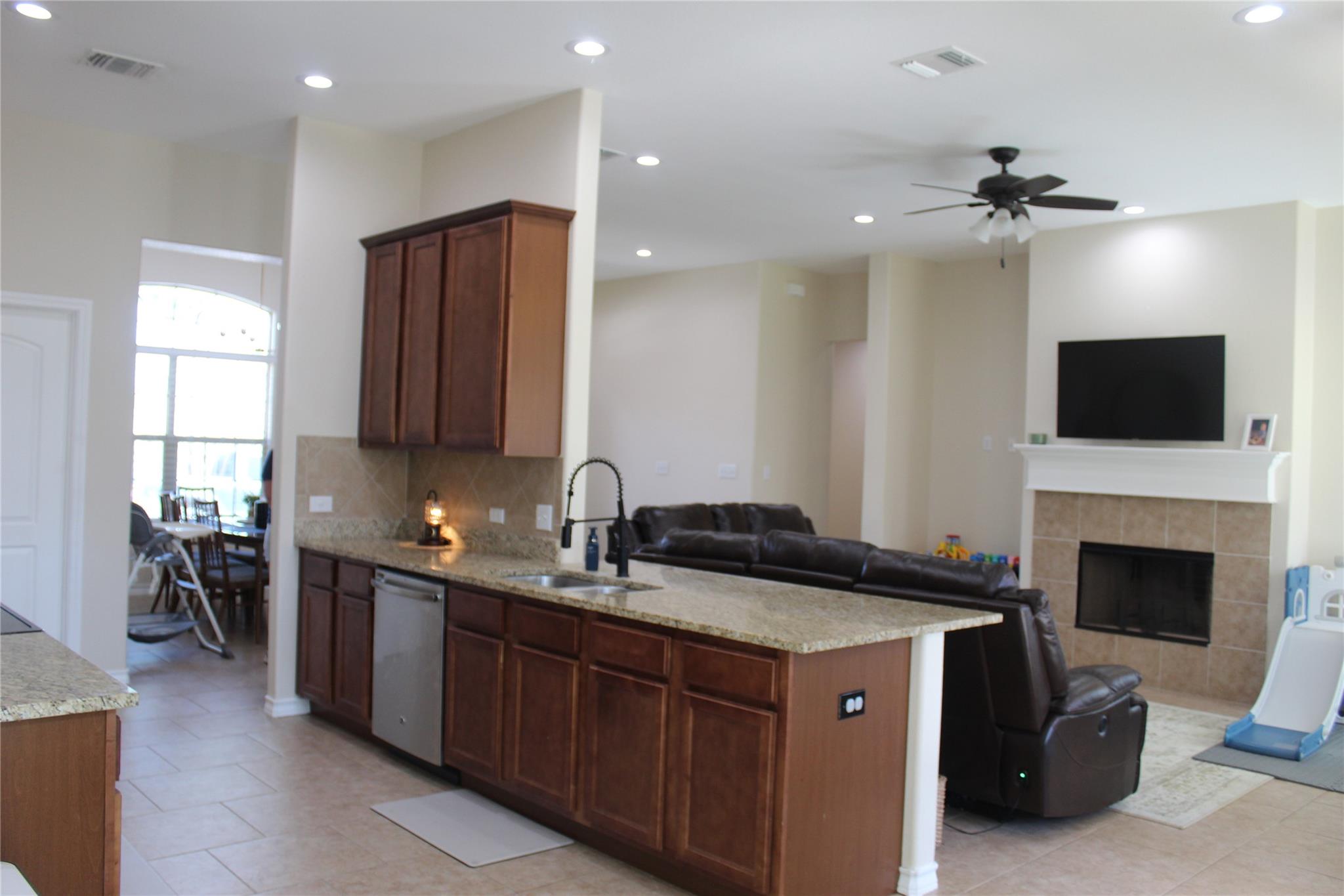 220 Tahitian Dr, Bastrop, TX 78602