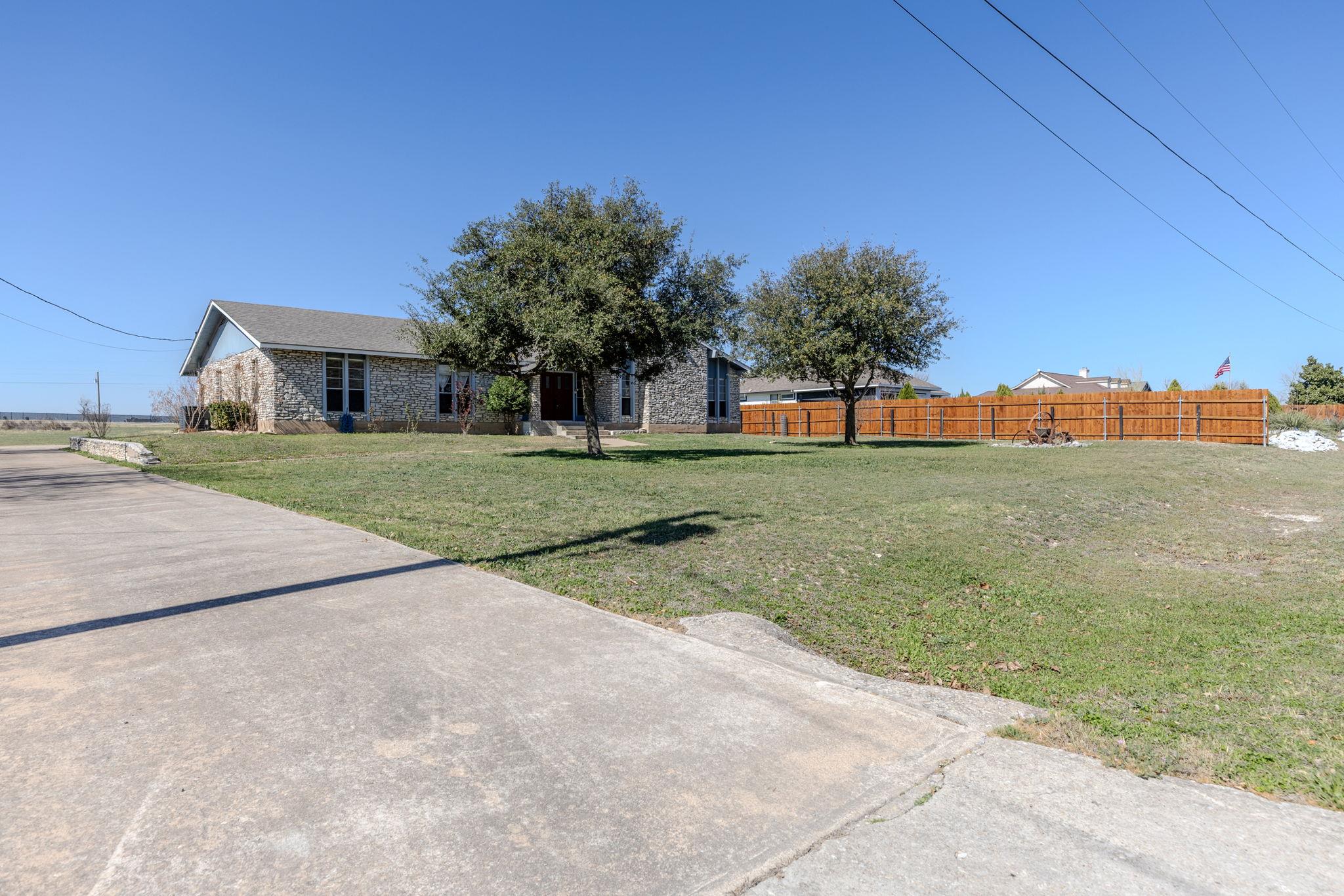 81 Family Cir, Hutto, TX 78634