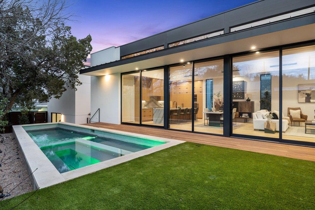 910 W Johanna St, Austin, TX 78704