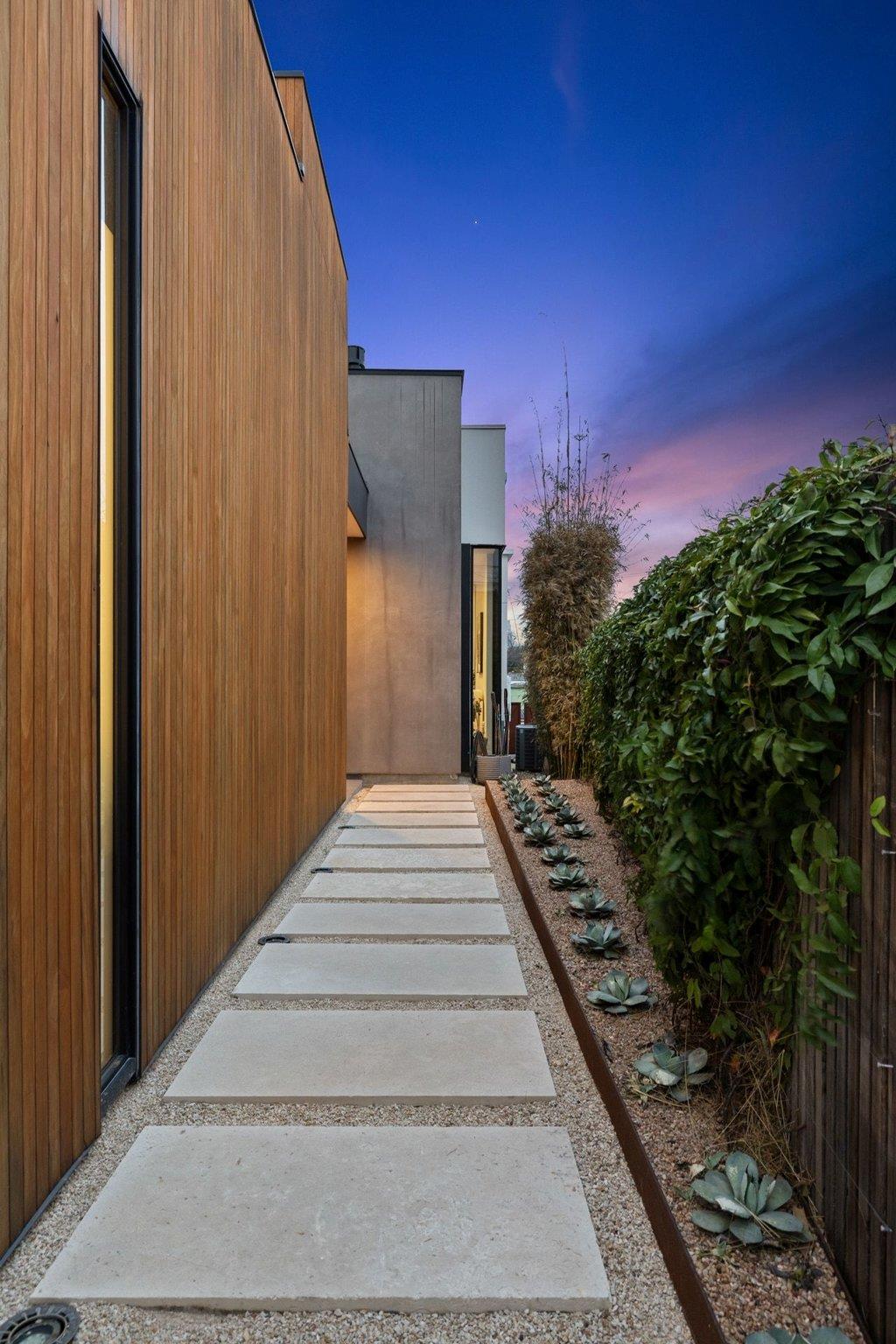 910 W Johanna St, Austin, TX 78704