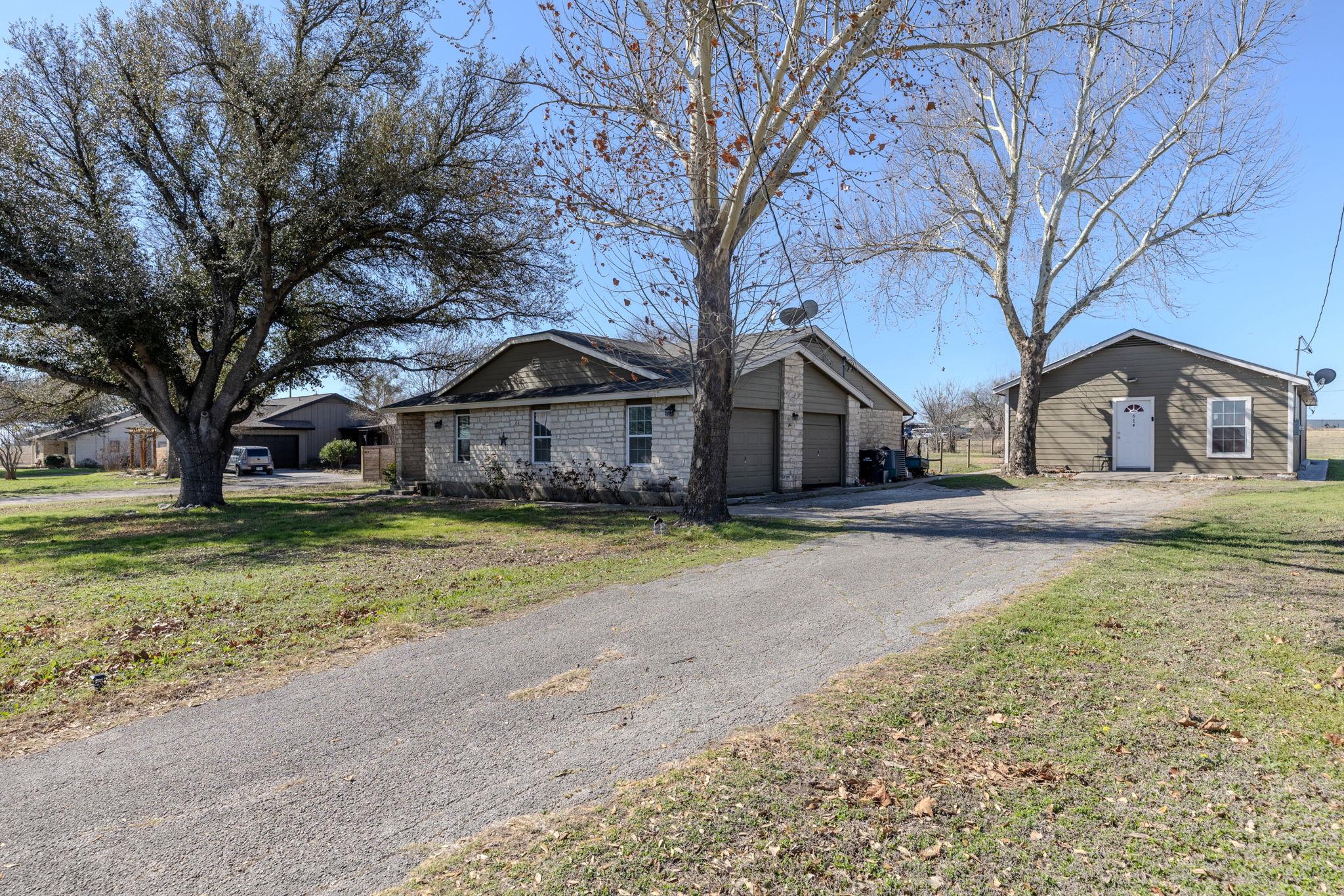 61 Family Cir, Hutto, TX 78634