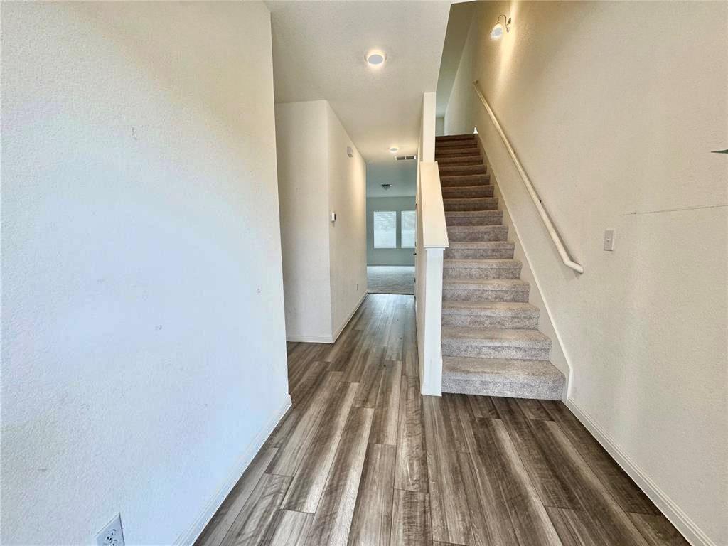 102 Gemsbok Rd, Hutto, TX 78634