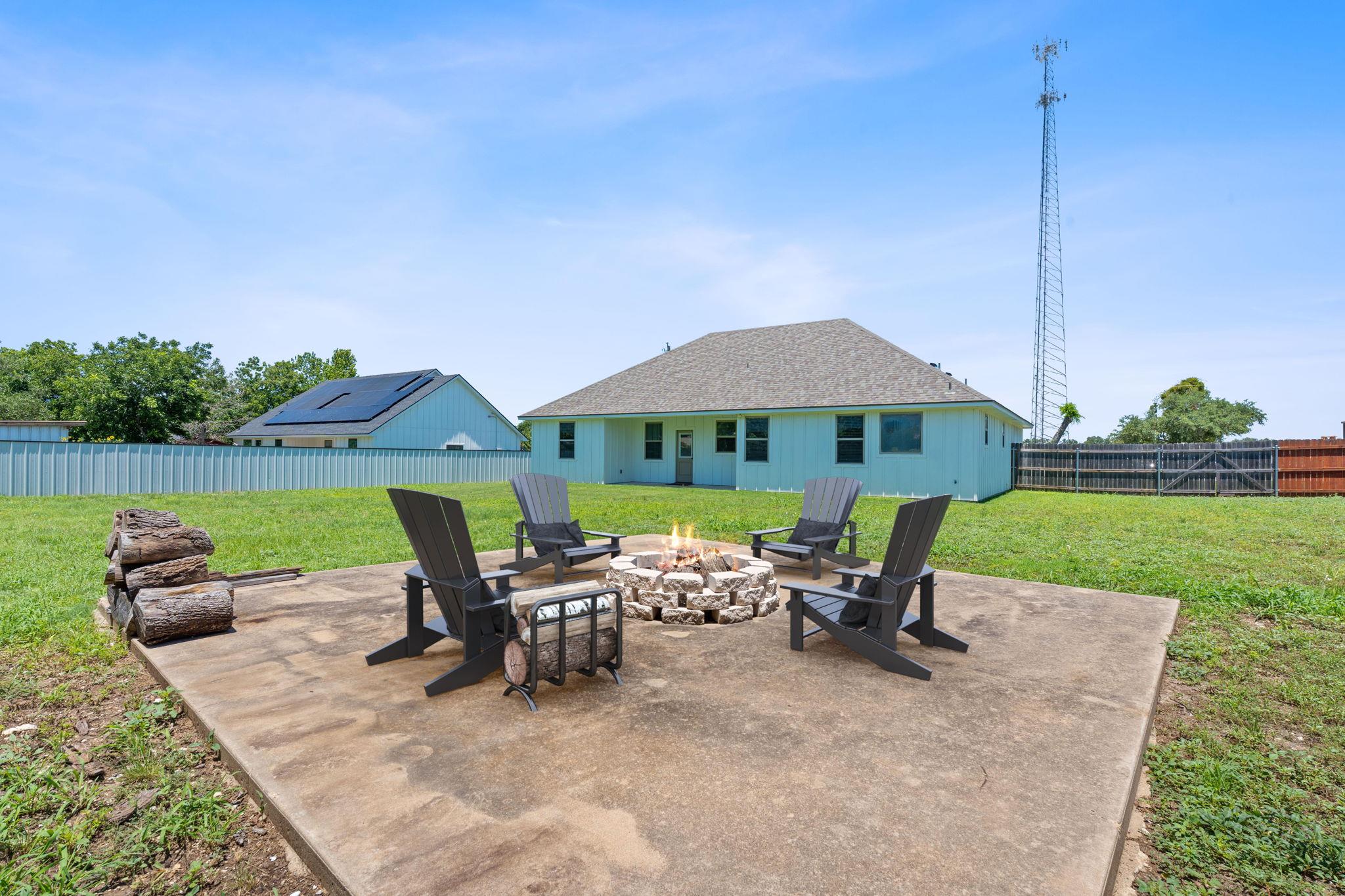 103 W Tomlinson St, Florence, TX 76527