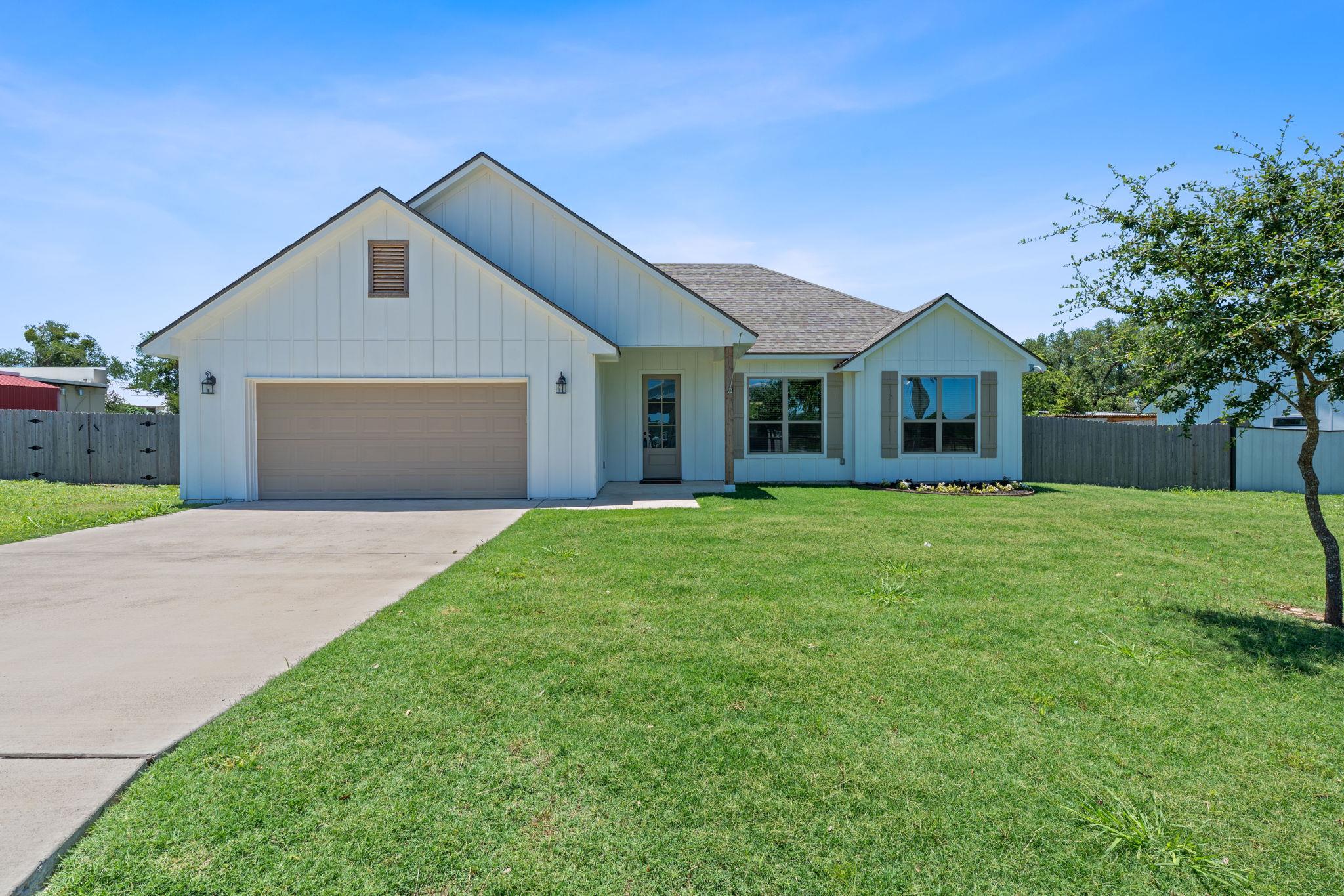 103 W Tomlinson St, Florence, TX 76527