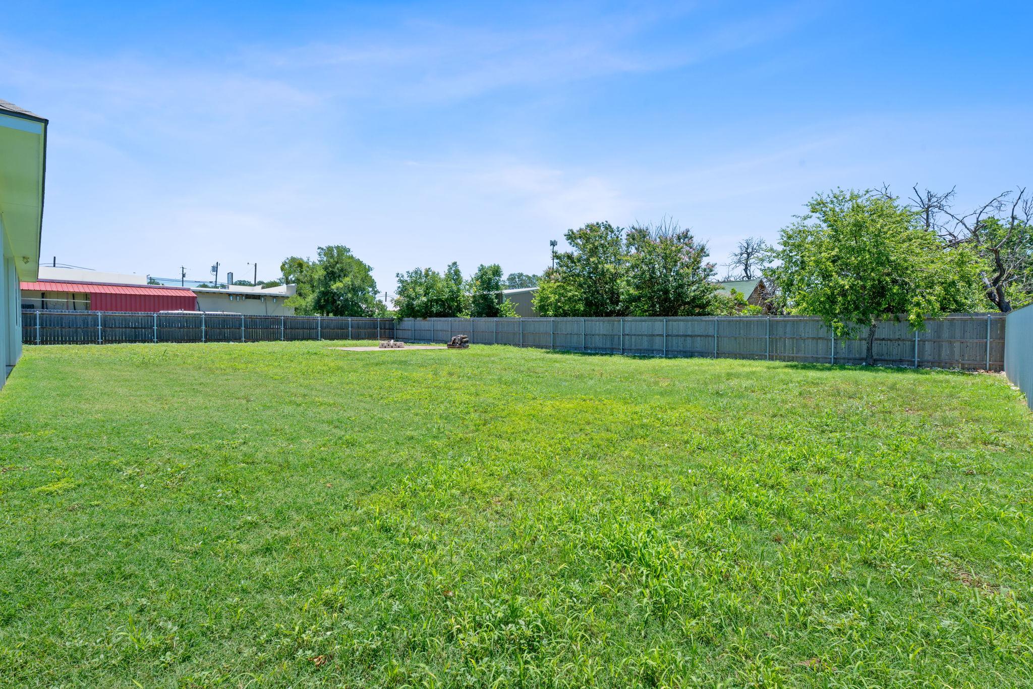 103 W Tomlinson St, Florence, TX 76527