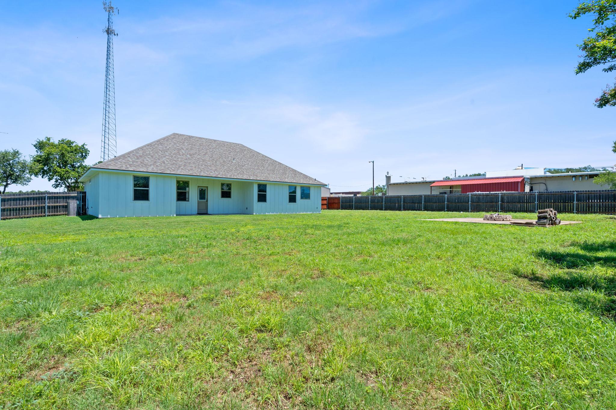 103 W Tomlinson St, Florence, TX 76527