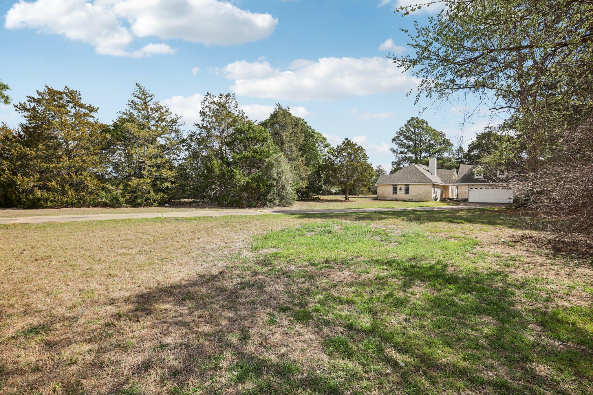 105 Daisy Ln, Bastrop, TX 78602