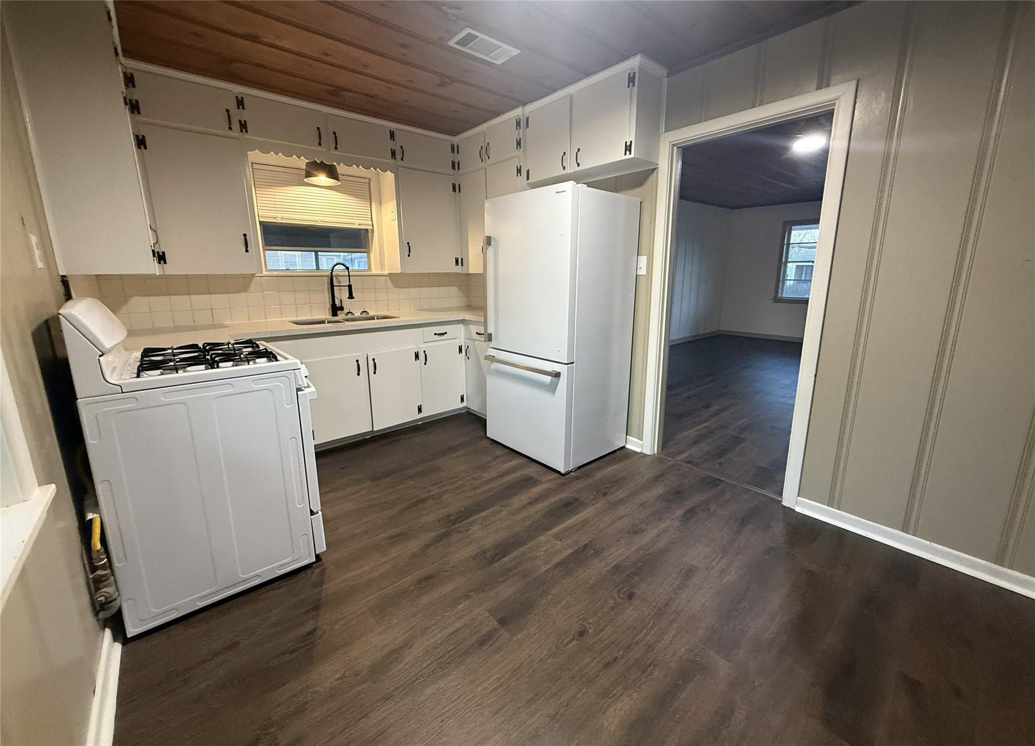 107 Elm Ave, Rockdale, TX 76567